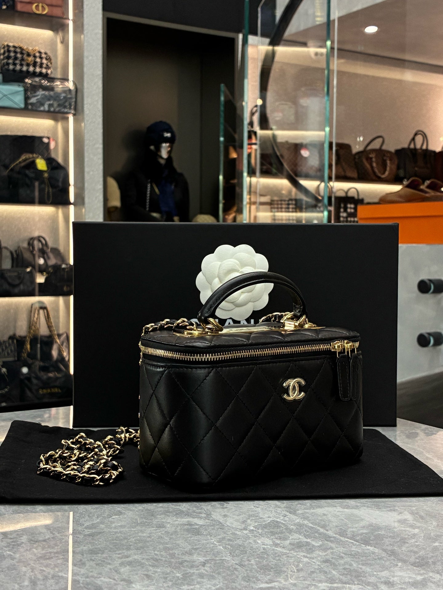 CHANEL Trendy CC Vanity Case – Black Quilted Caviar Leather, Gold Hardware, Pre-Owned