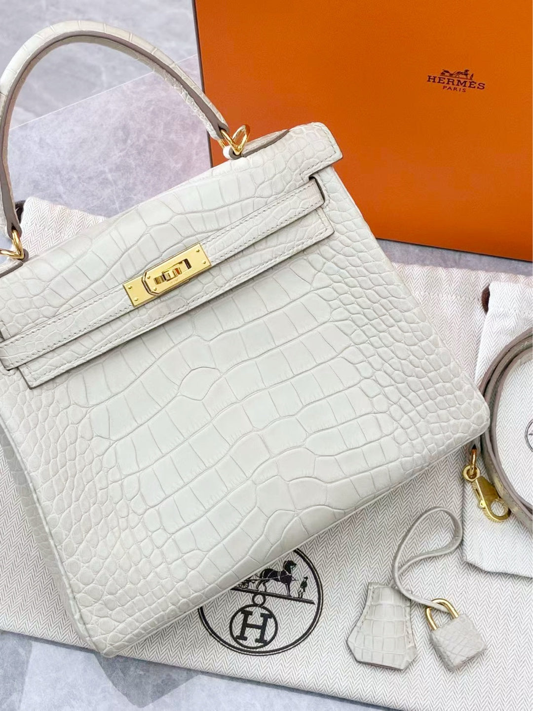 Hermès Kelly 25 – Glacier White Matte Square Crocodile Leather, Gold Hardware, Pre-Owned