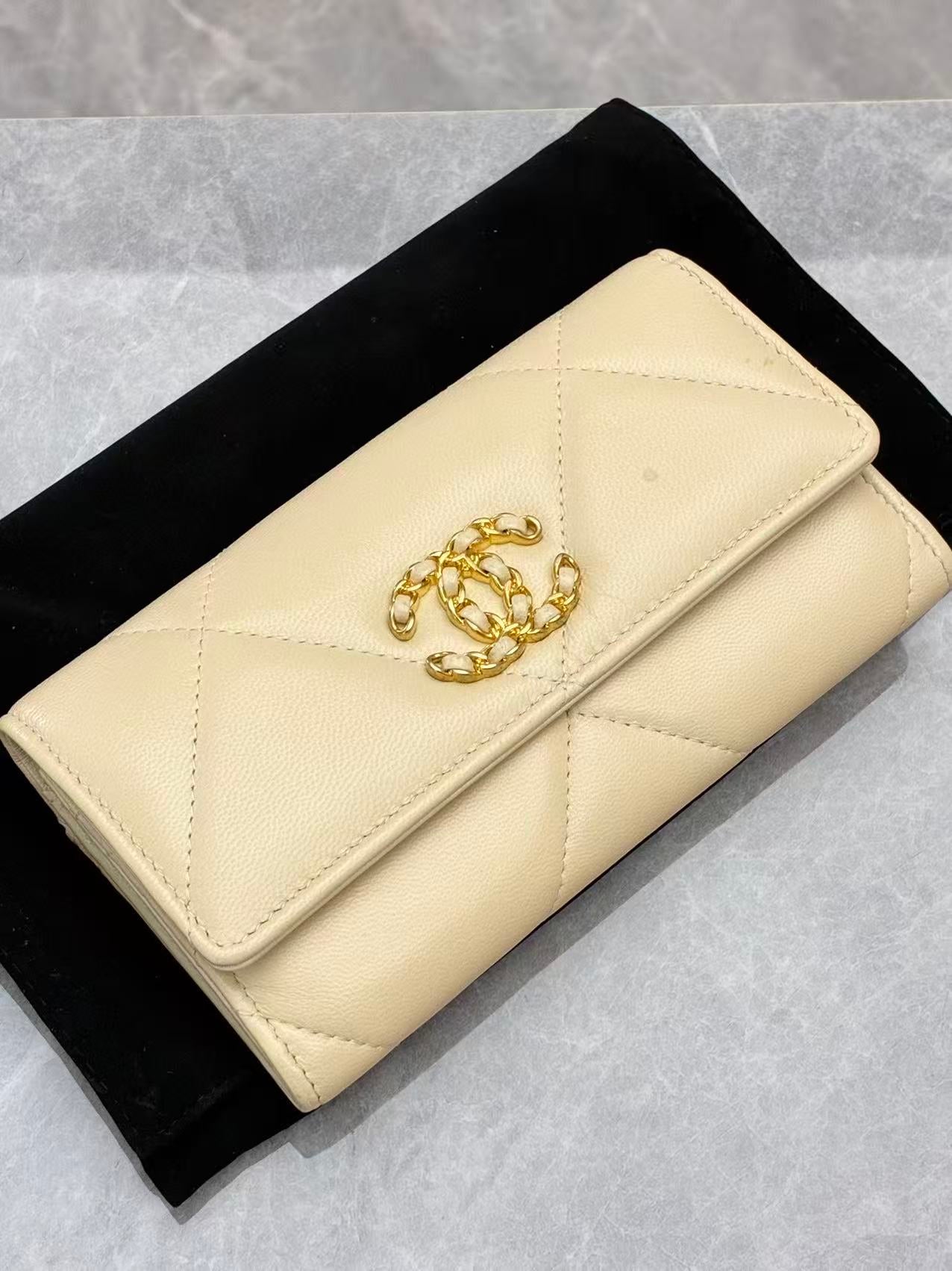 CHANEL 19 Wallet on Chain – Cream Lambskin, Gold Hardware, Pre-Owned
