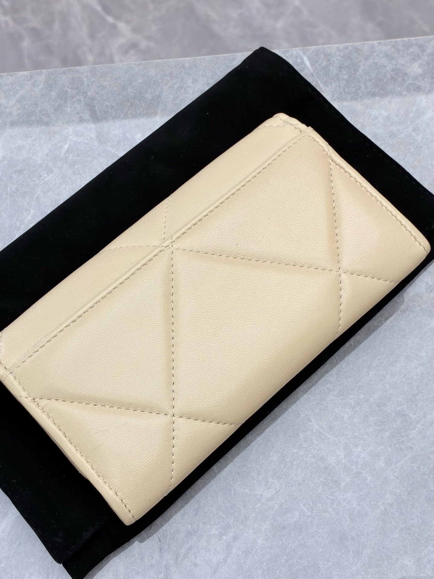 CHANEL 19 Wallet on Chain – Cream Lambskin, Gold Hardware, Pre-Owned