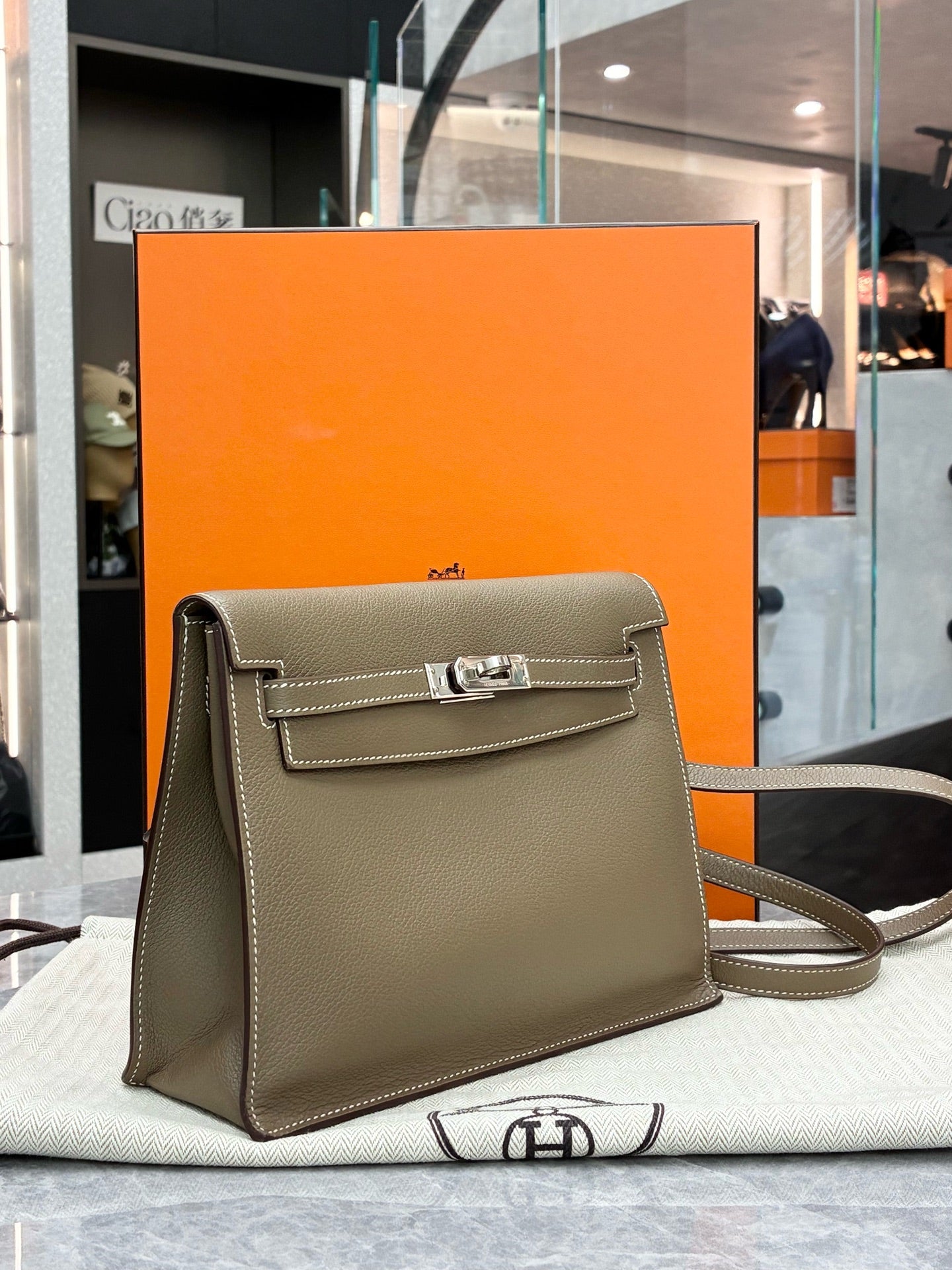 Hermès Kelly Danse – Elephant Grey Evercolor Leather, Palladium Hardware, W Stamp, Pre-Owned
