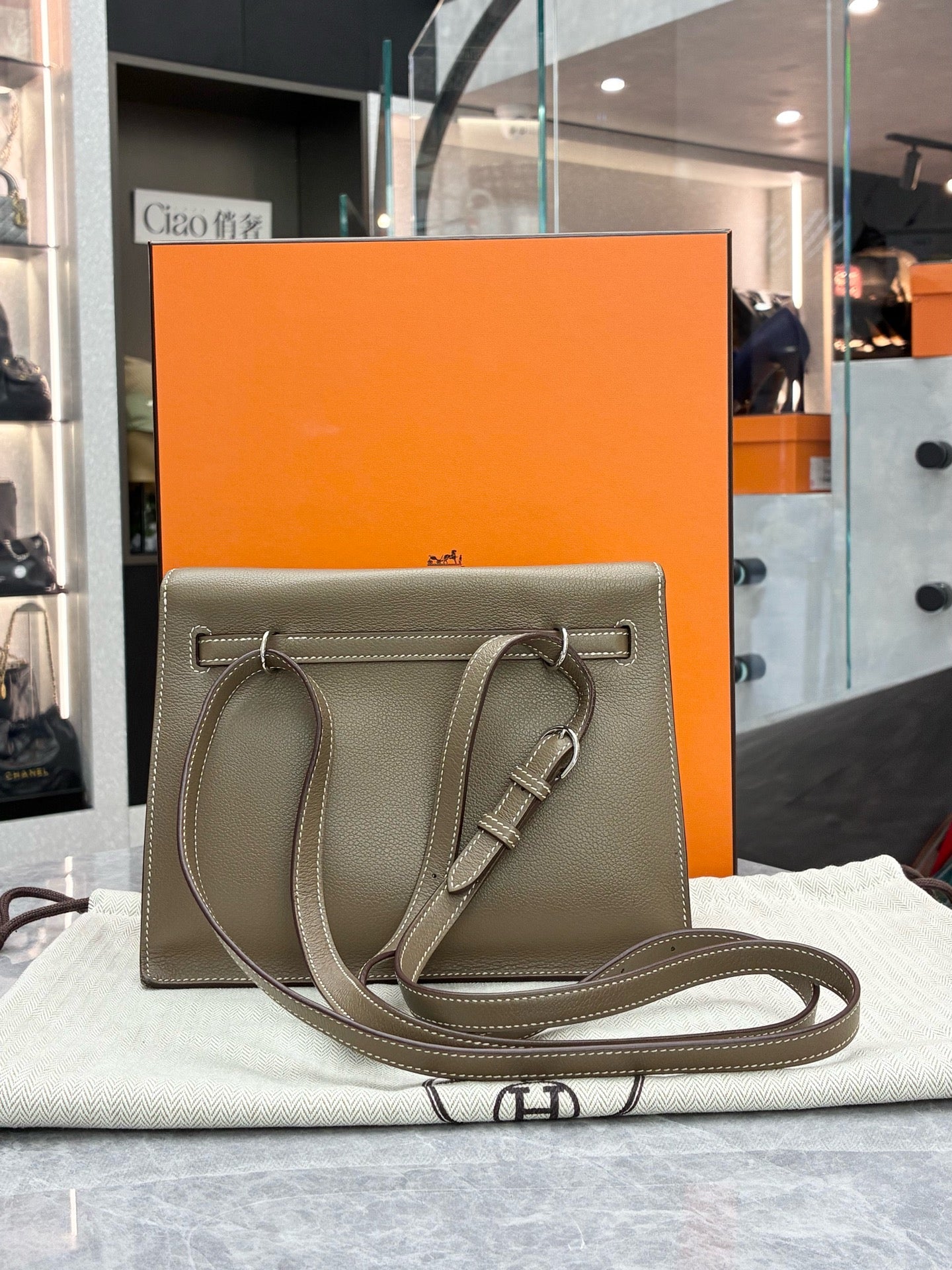Hermès Kelly Danse – Elephant Grey Evercolor Leather, Palladium Hardware, W Stamp, Pre-Owned