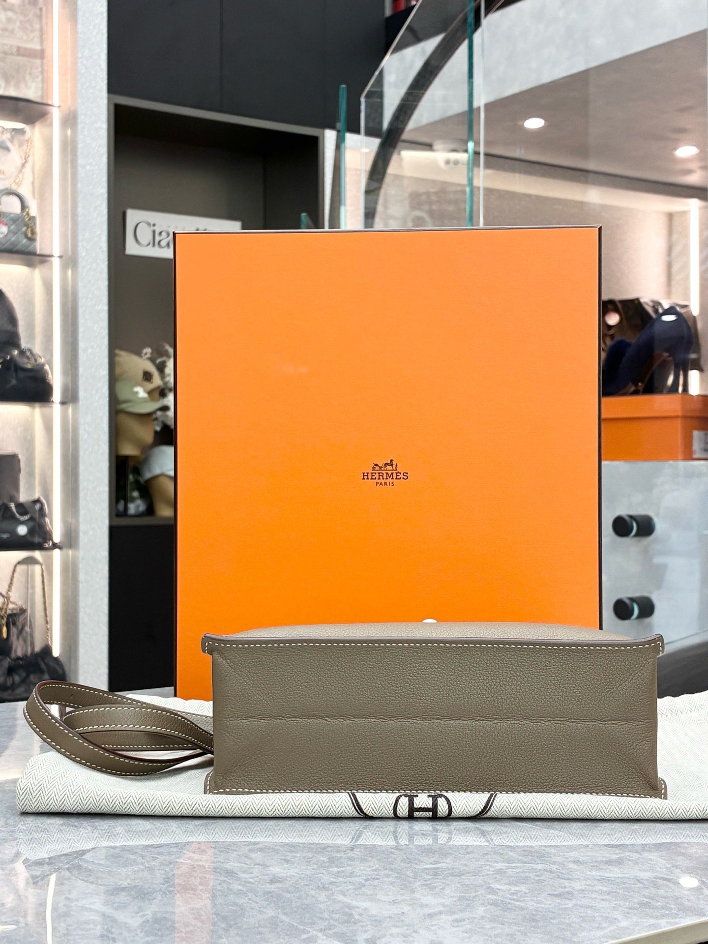 Hermès Kelly Danse – Elephant Grey Evercolor Leather, Palladium Hardware, W Stamp, Pre-Owned