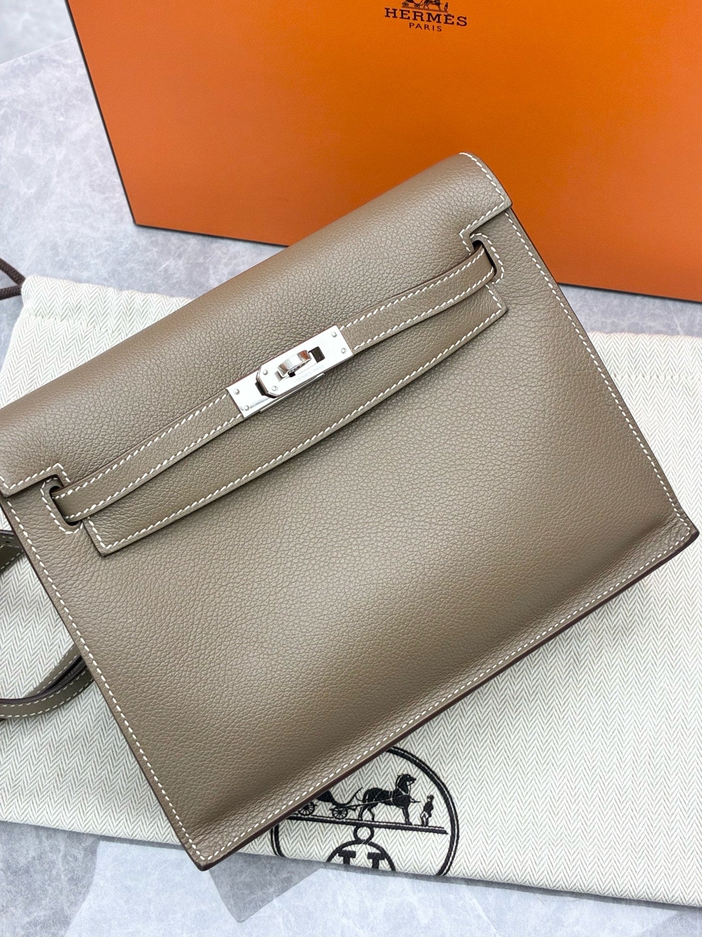 Hermès Kelly Danse – Elephant Grey Evercolor Leather, Palladium Hardware, W Stamp, Pre-Owned