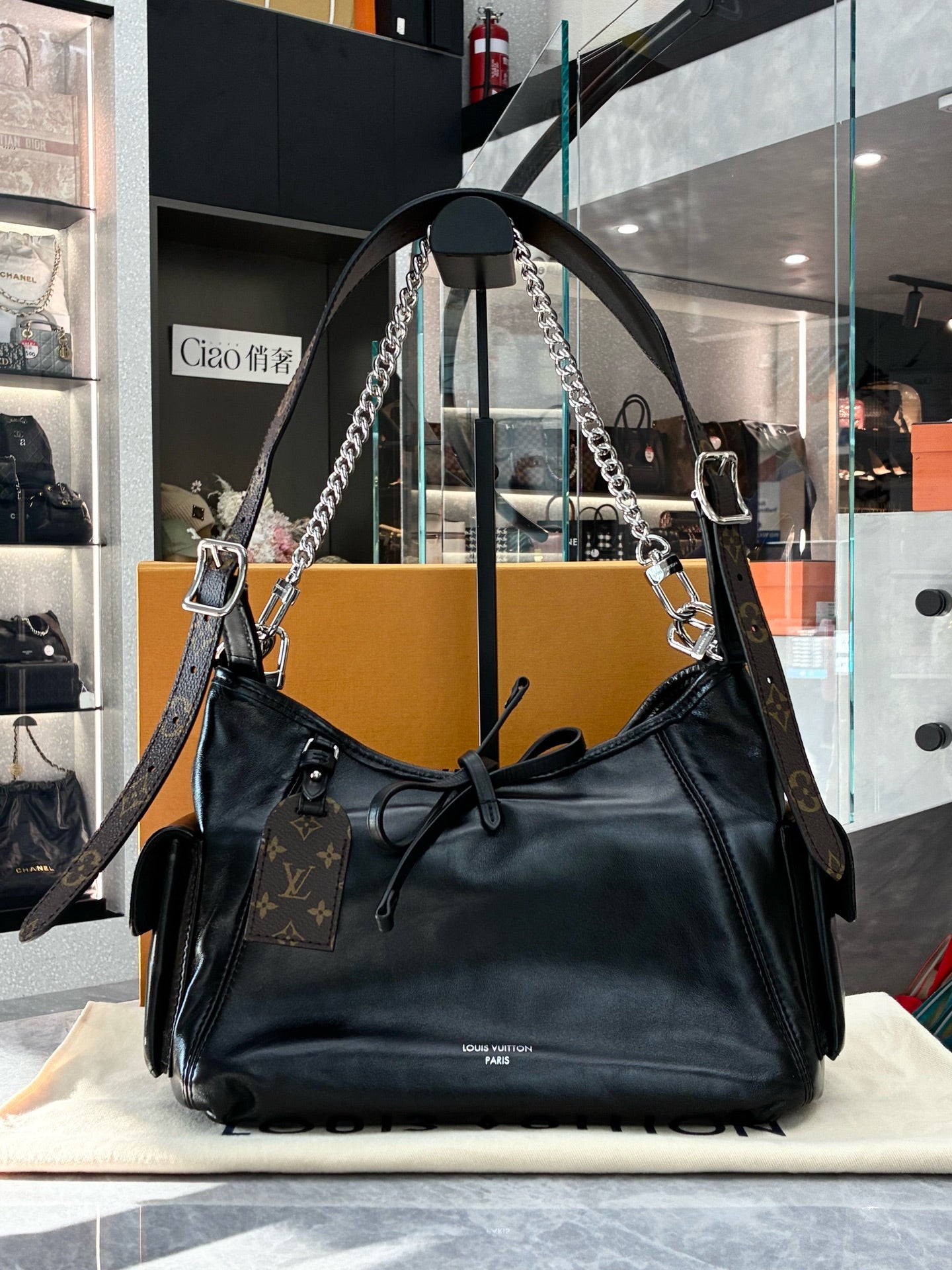 LOUIS VUITTON Carryall Tote – Black Lambskin, Chain Strap, Pre-Owned