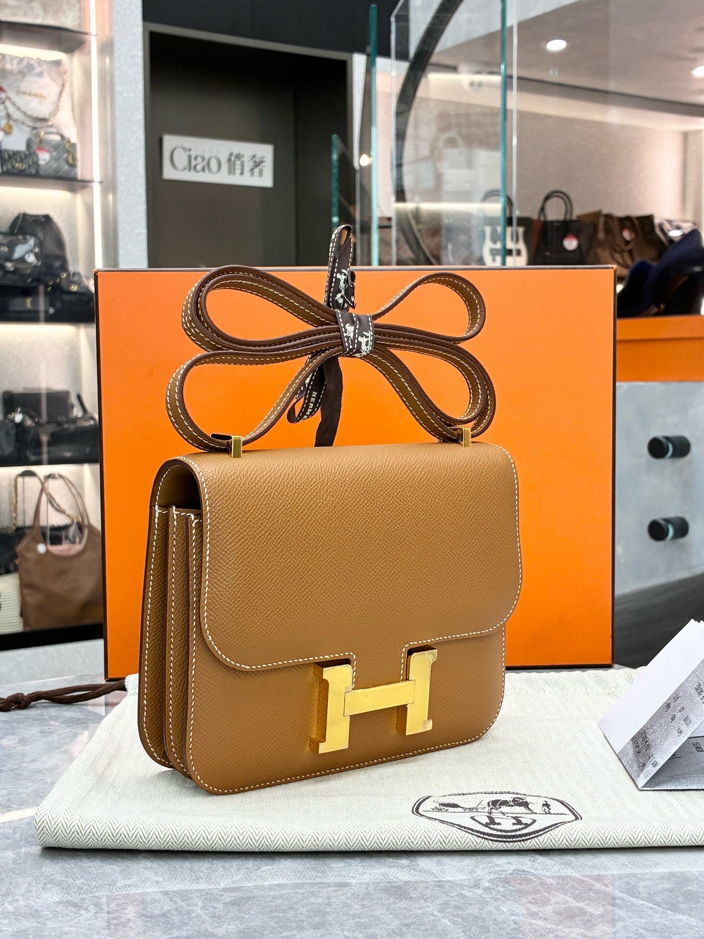 HERMÈS Constance Mini 19 – Gold Epsom Leather, Gold Hardware, B Stamp, Excellent Pre-Owned