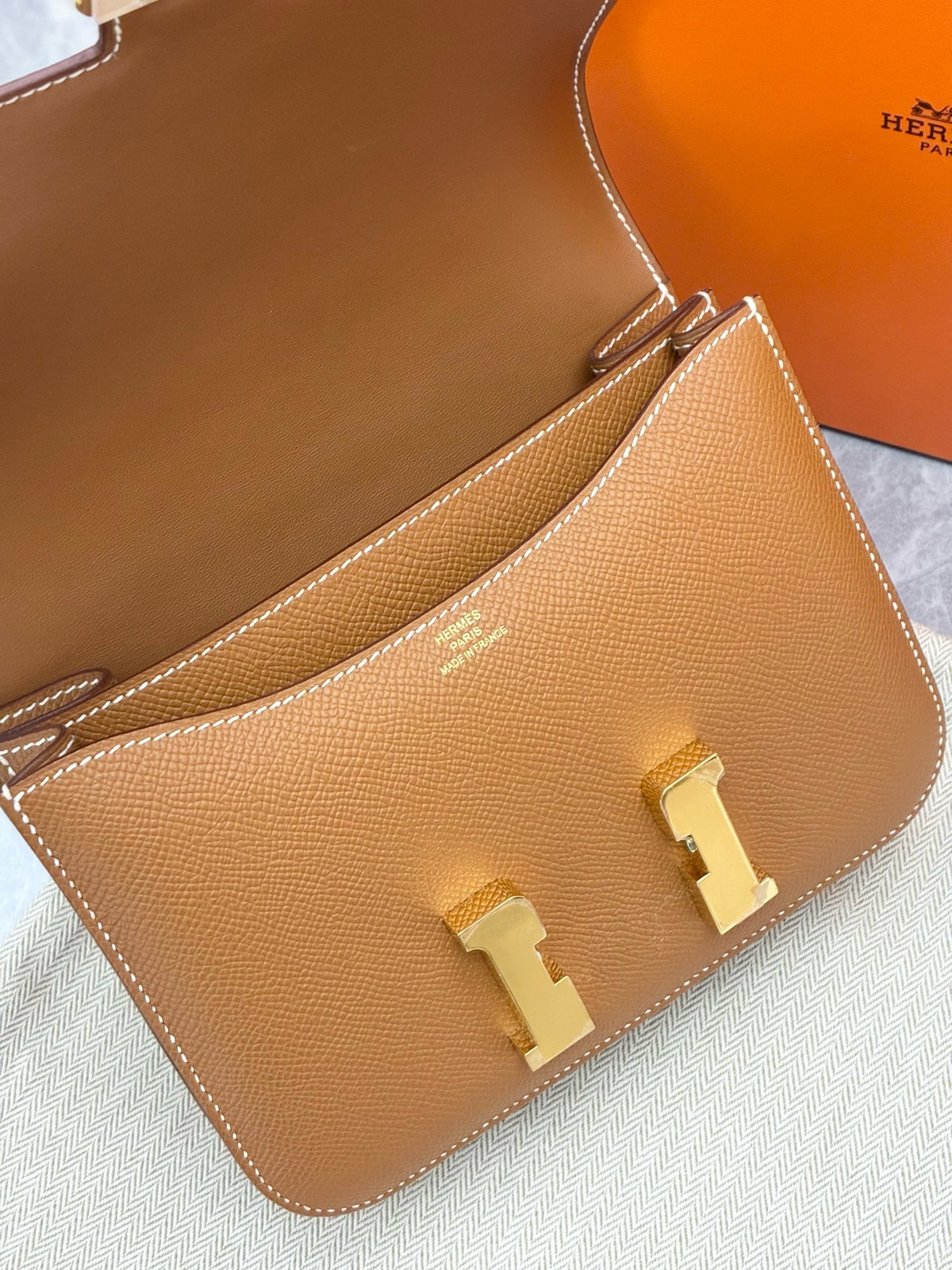 HERMÈS Constance Mini 19 – Gold Epsom Leather, Gold Hardware, B Stamp, Excellent Pre-Owned