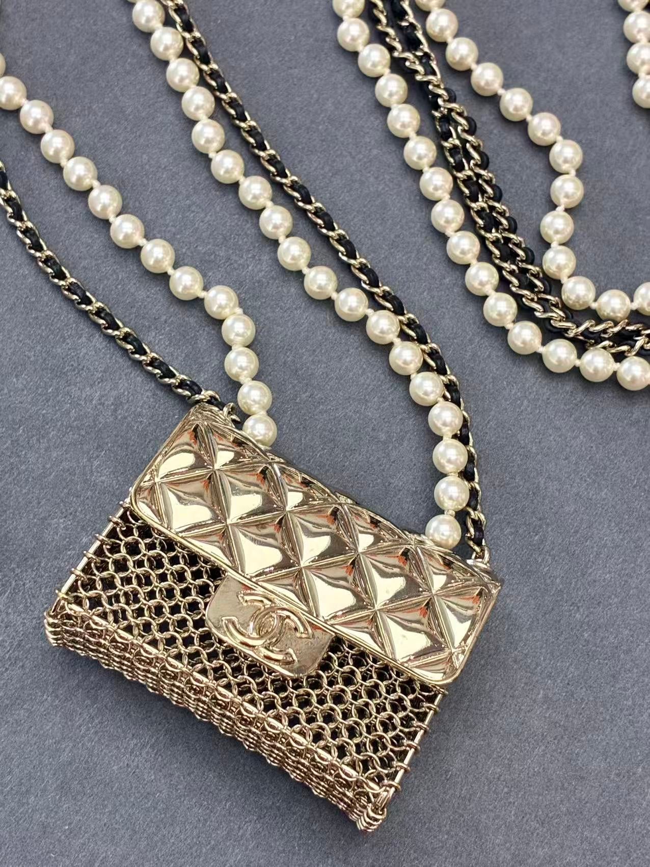 CHANEL 21S Tiny Bag Necklace – Gold-Tone Metal, Pearl & Leather-Woven Chain, Very Good Pre-Owned