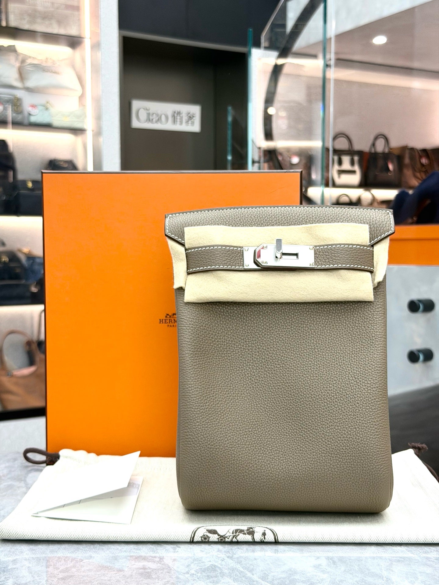 HERMÈS Sacl à Dos – Etoupe Taurillon Clemence Leather, Palladium Kelly-Lock, G Stamp, Brand New