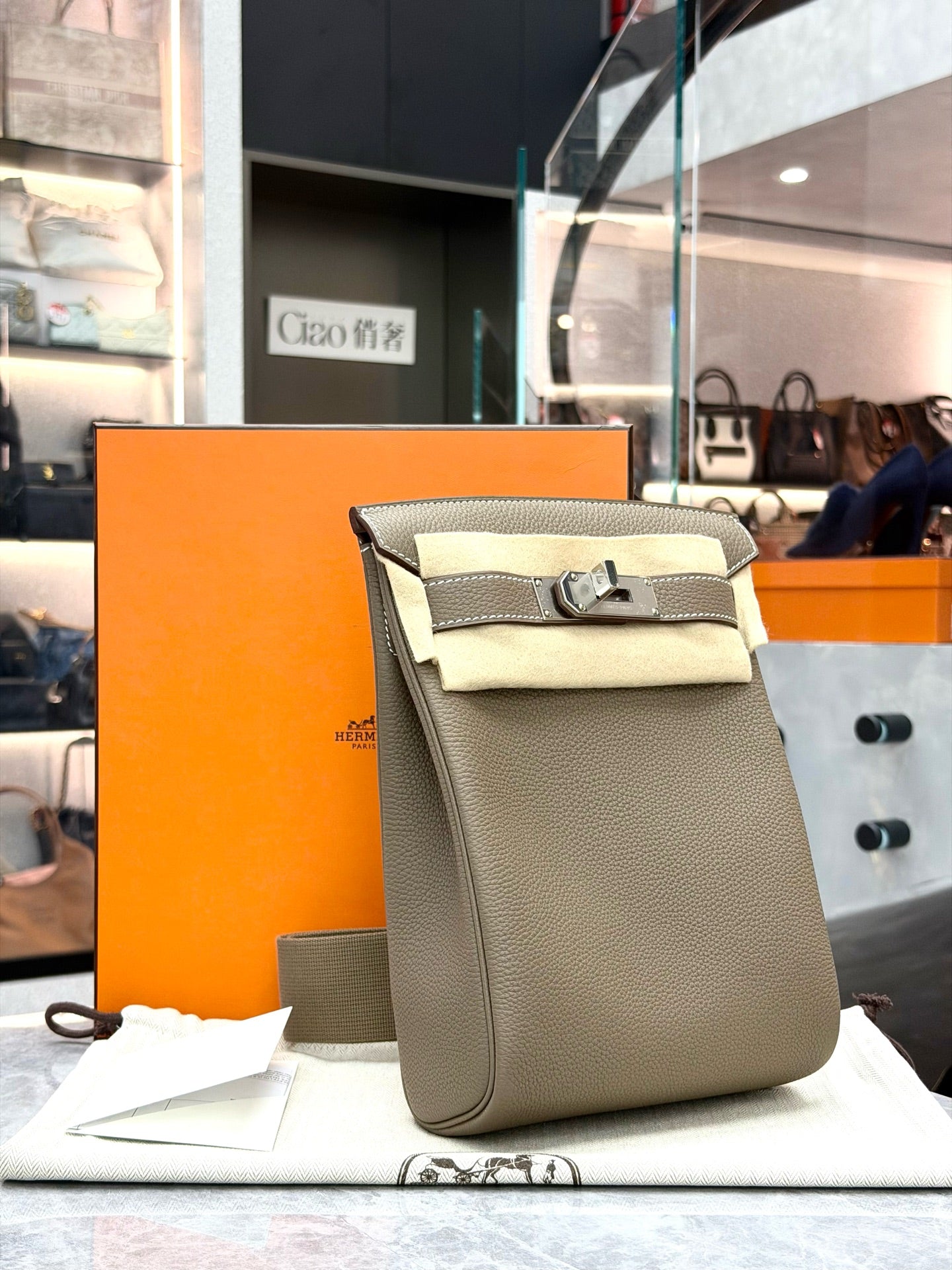 HERMÈS Sacl à Dos – Etoupe Taurillon Clemence Leather, Palladium Kelly-Lock, G Stamp, Brand New