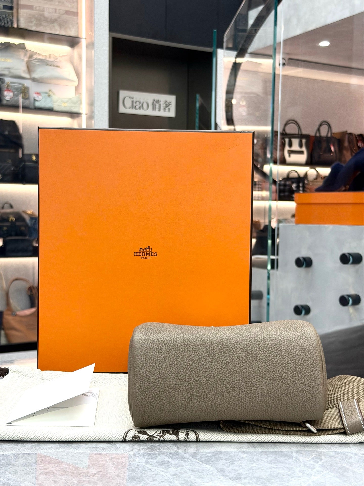 HERMÈS Sacl à Dos – Etoupe Taurillon Clemence Leather, Palladium Kelly-Lock, G Stamp, Brand New