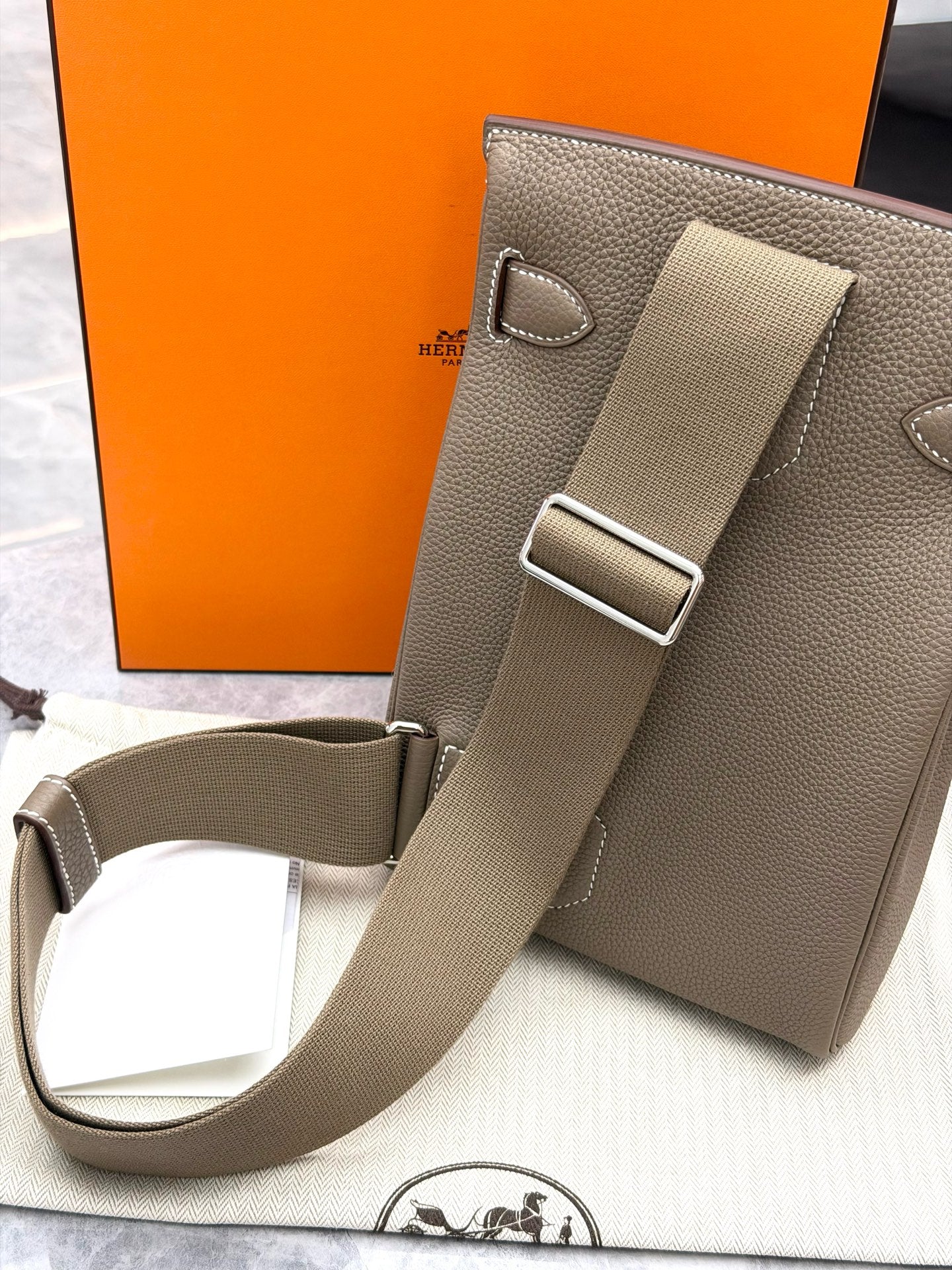 HERMÈS Sacl à Dos – Etoupe Taurillon Clemence Leather, Palladium Kelly-Lock, G Stamp, Brand New