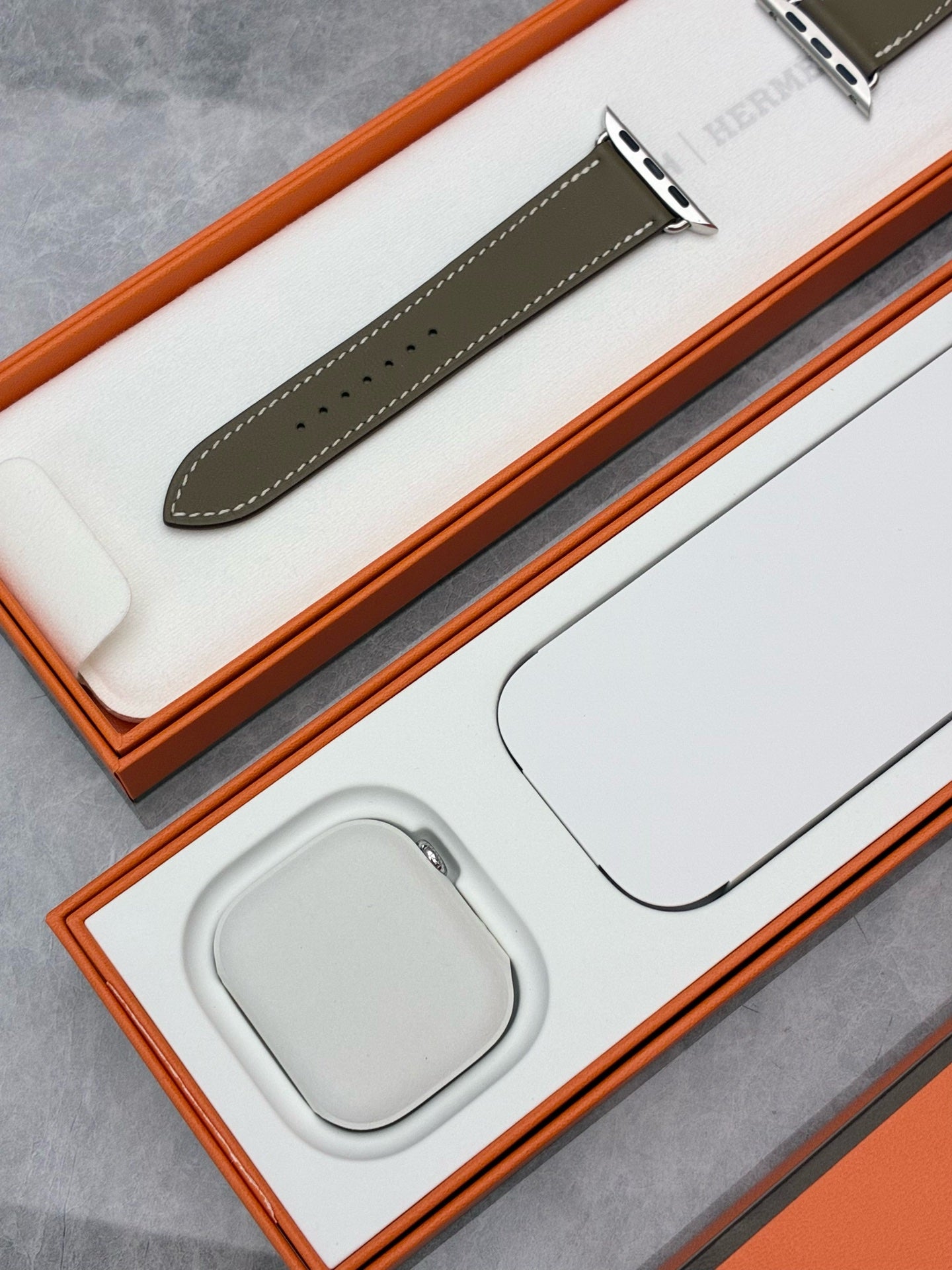 HERMÈS × Apple Watch Single Tour Band 42mm – Etoupe Swift Leather, Brand New