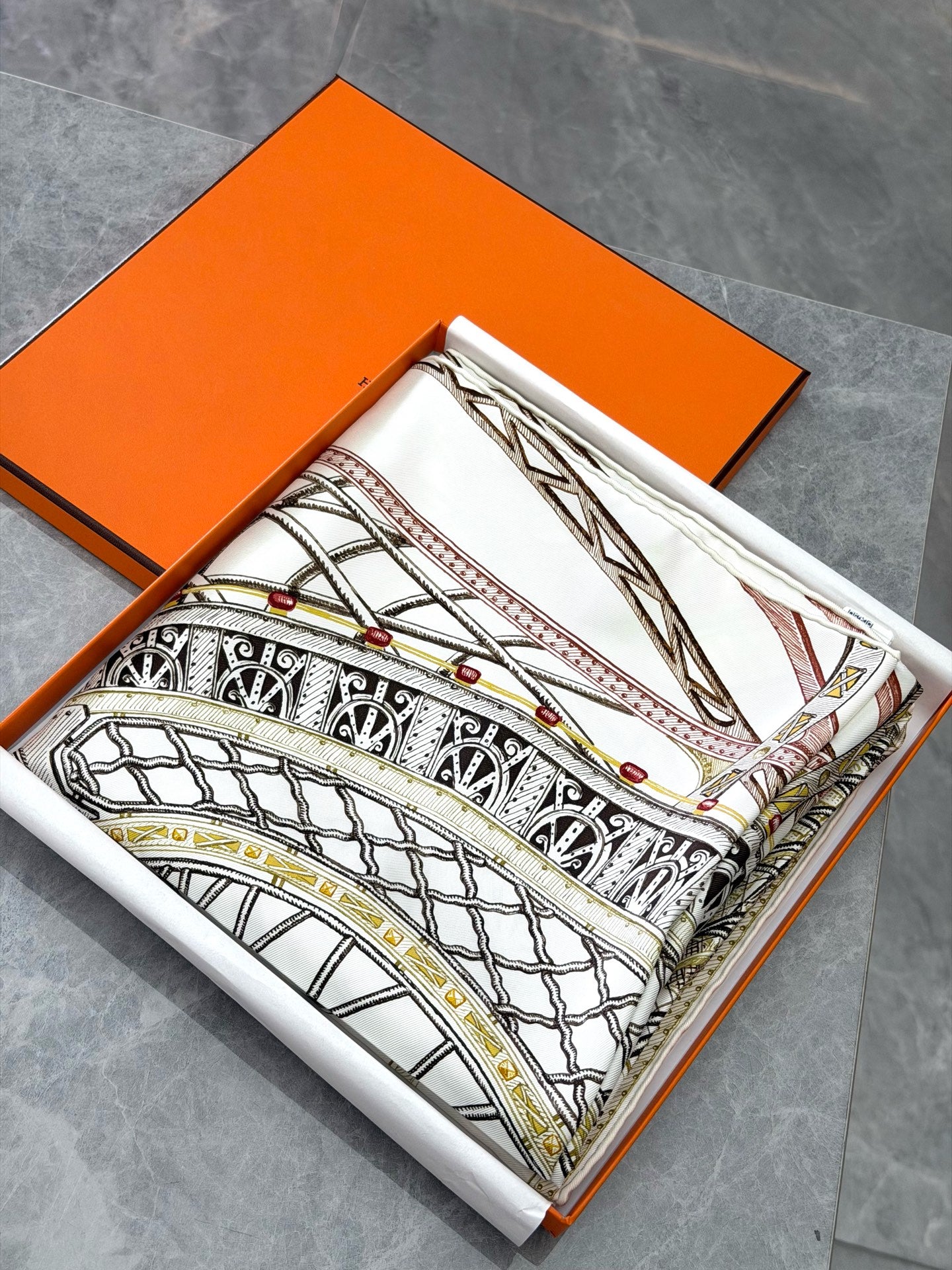 HERMÈS Carré 90 Silk Twill Scarf – Cheval d'Hephaïstos, Blanc / Bronze, 90 × 90 cm, Brand New