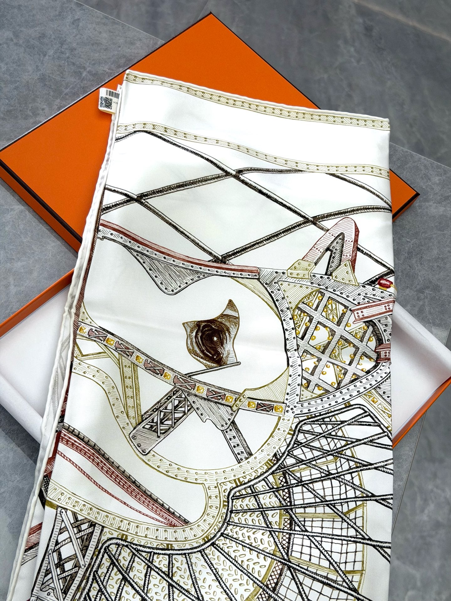 HERMÈS Carré 90 Silk Twill Scarf – Cheval d'Hephaïstos, Blanc / Bronze, 90 × 90 cm, Brand New