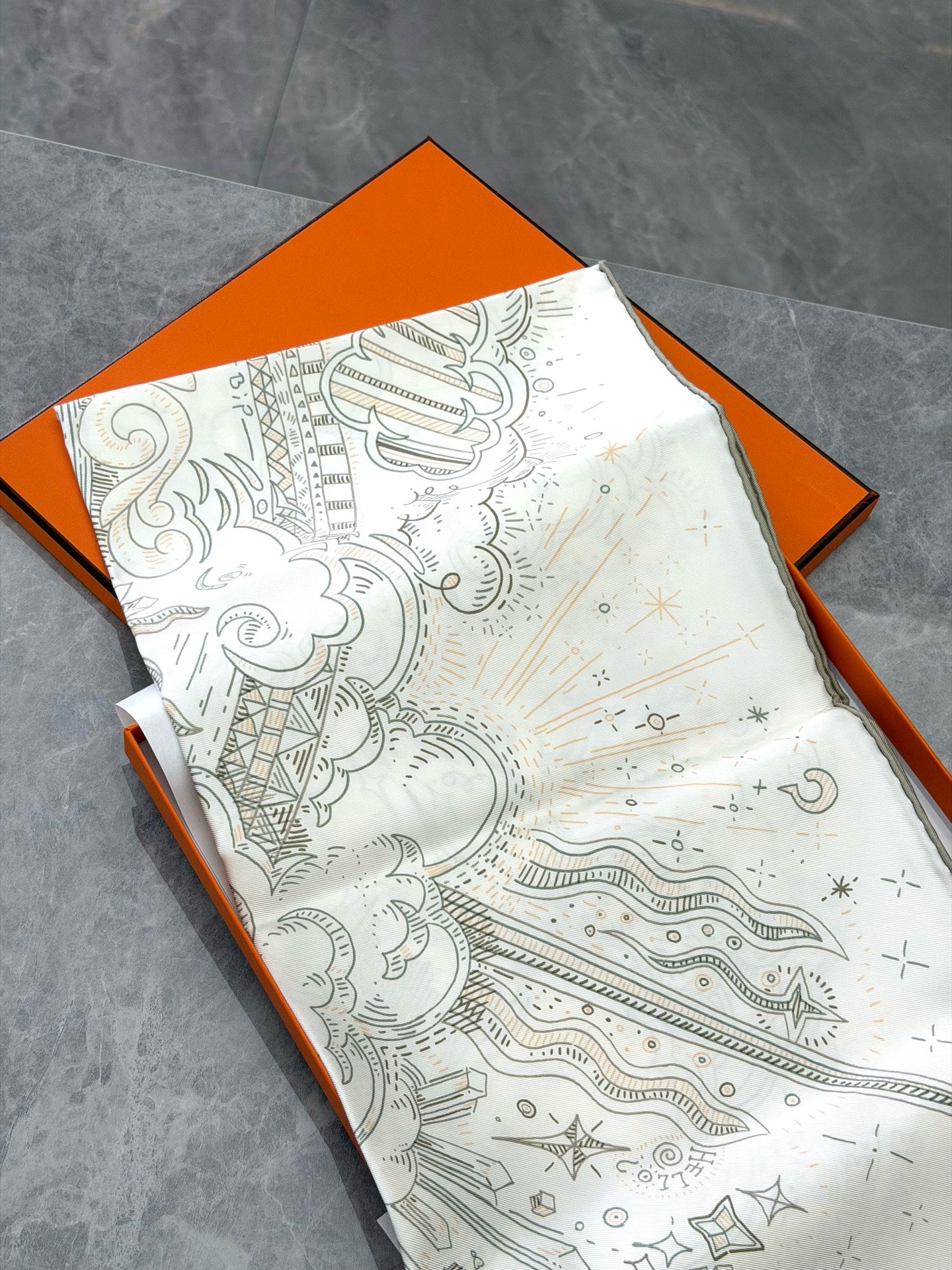 HERMÈS Carré 90 Silk Twill Scarf – En Connecting, Blanc / Orange, 90 × 90 cm, Brand New
