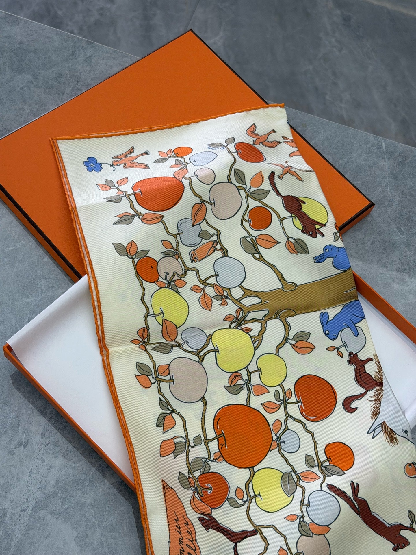 HERMÈS Carré 45 Silk Twill Scarf – Pommier en Selle, 45 × 45 cm, Brand New