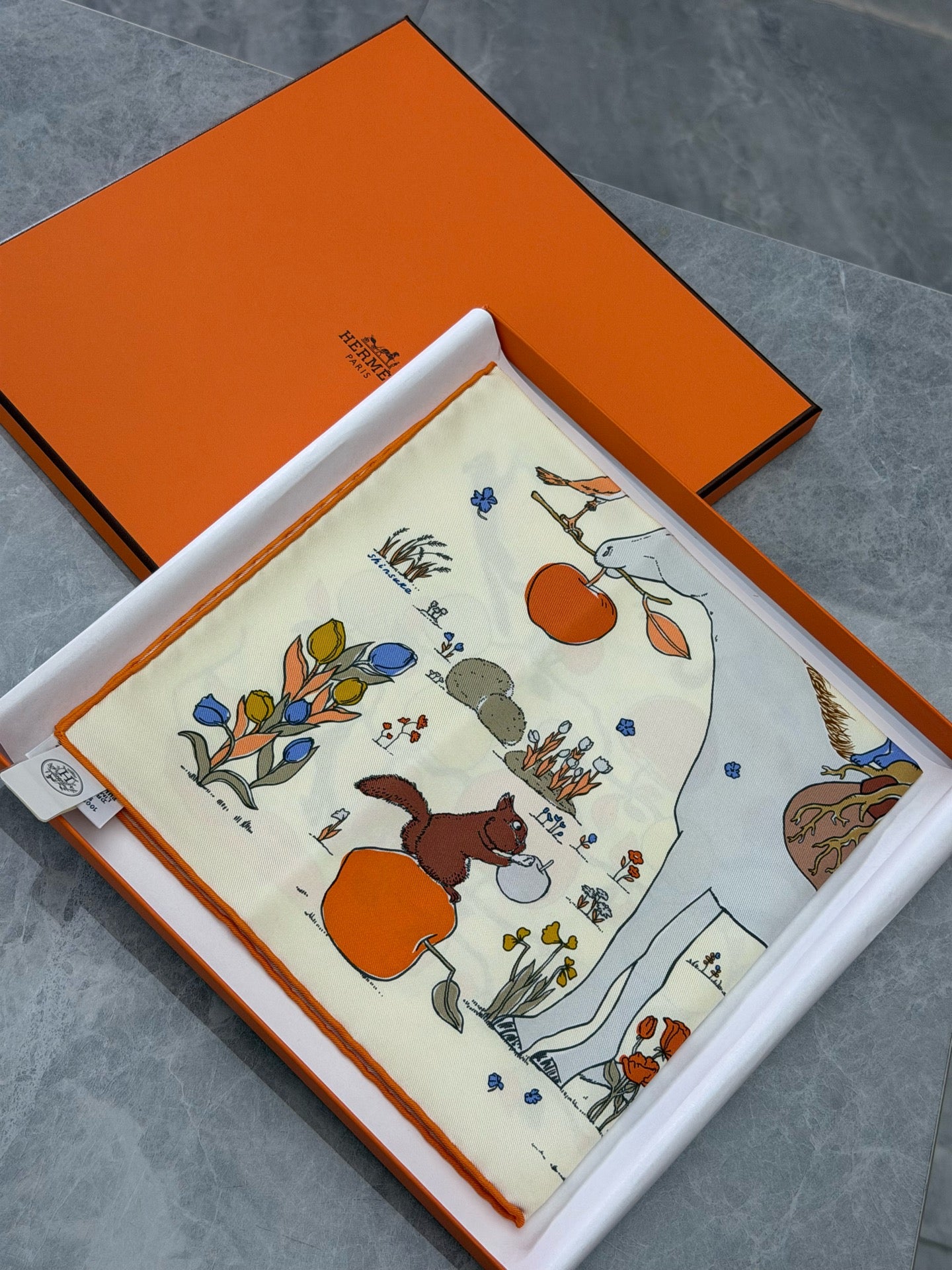 HERMÈS Carré 45 Silk Twill Scarf – Pommier en Selle, 45 × 45 cm, Brand New