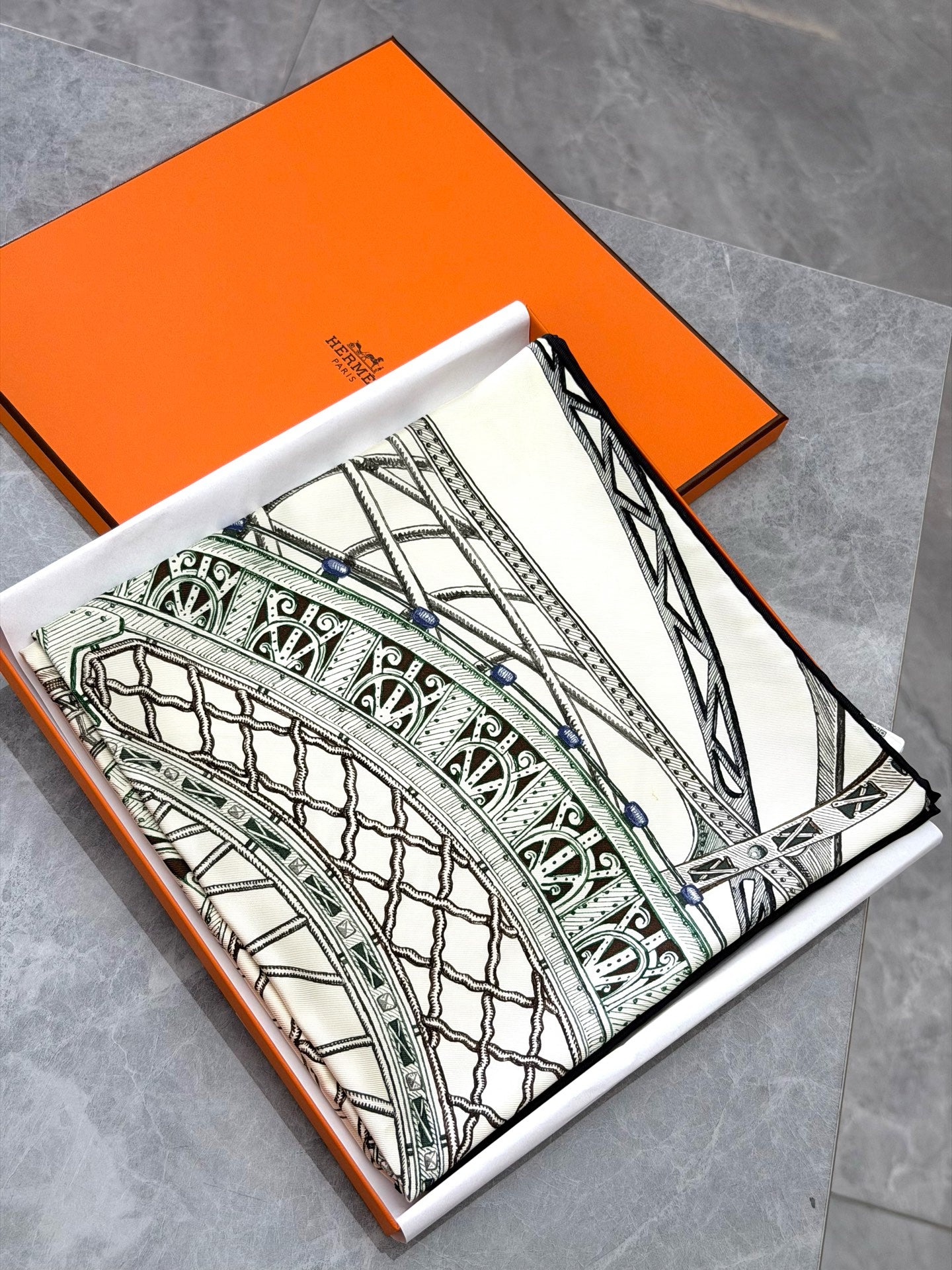 HERMÈS Carré 90 Silk Twill Scarf – Cheval d'Hephaïstos, Creme / Vert, 90 × 90 cm, Brand New