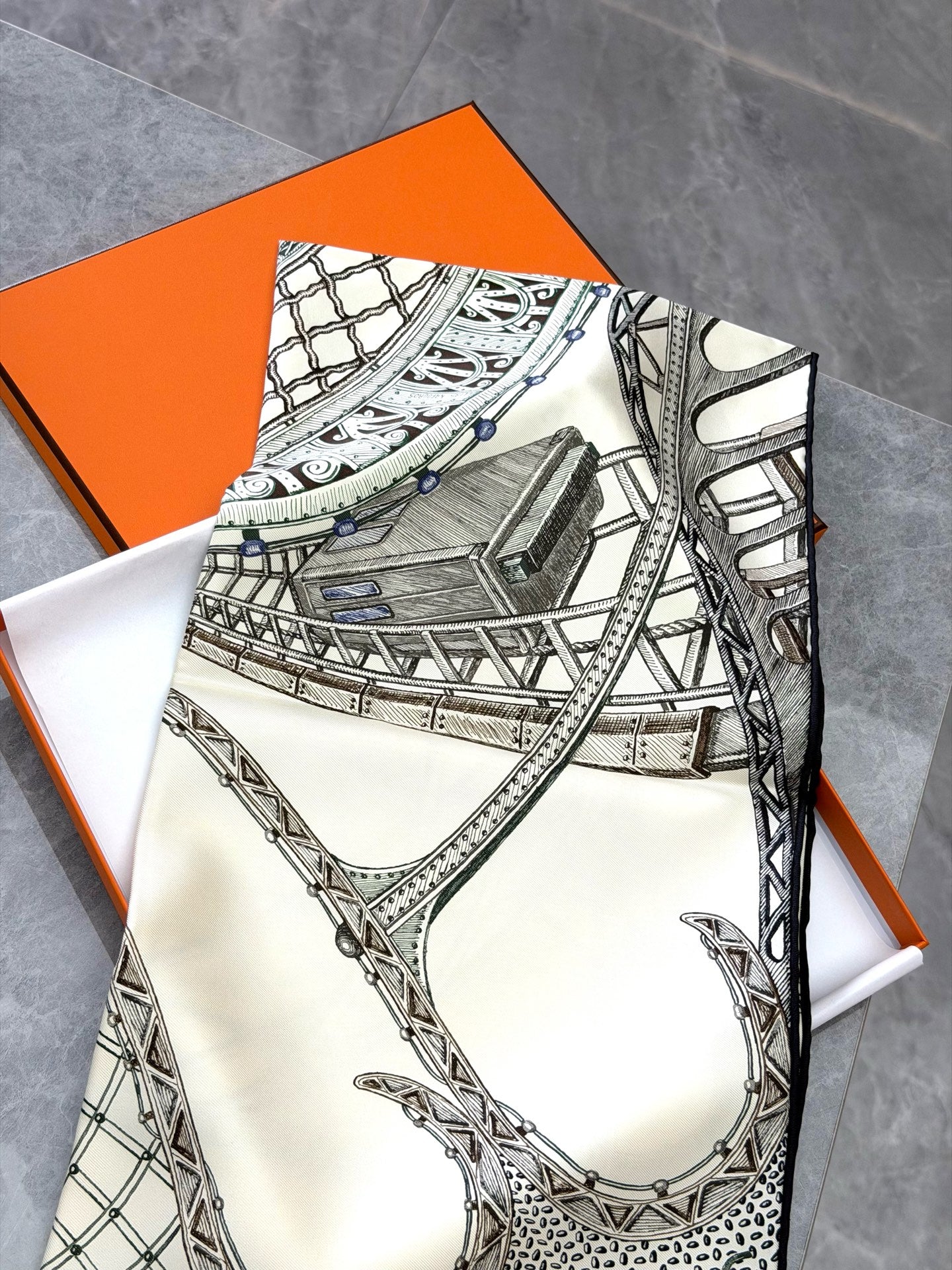 HERMÈS Carré 90 Silk Twill Scarf – Cheval d'Hephaïstos, Creme / Vert, 90 × 90 cm, Brand New