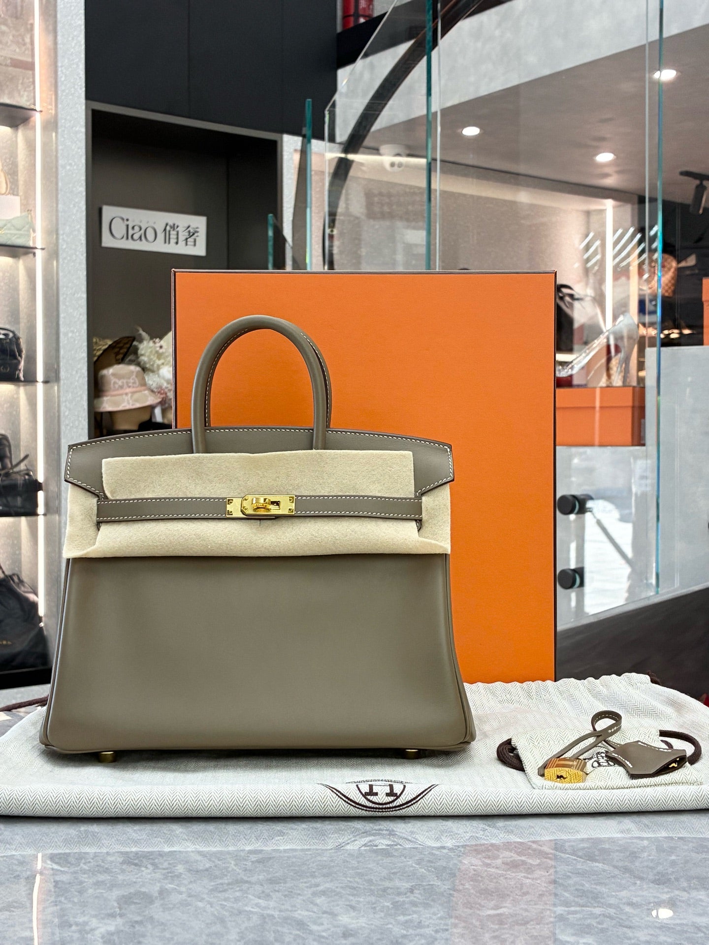 HERMÈS Birkin 25 – Étoupe Swift Leather, Gold Hardware, Y Stamp, Excellent Pre-Owned