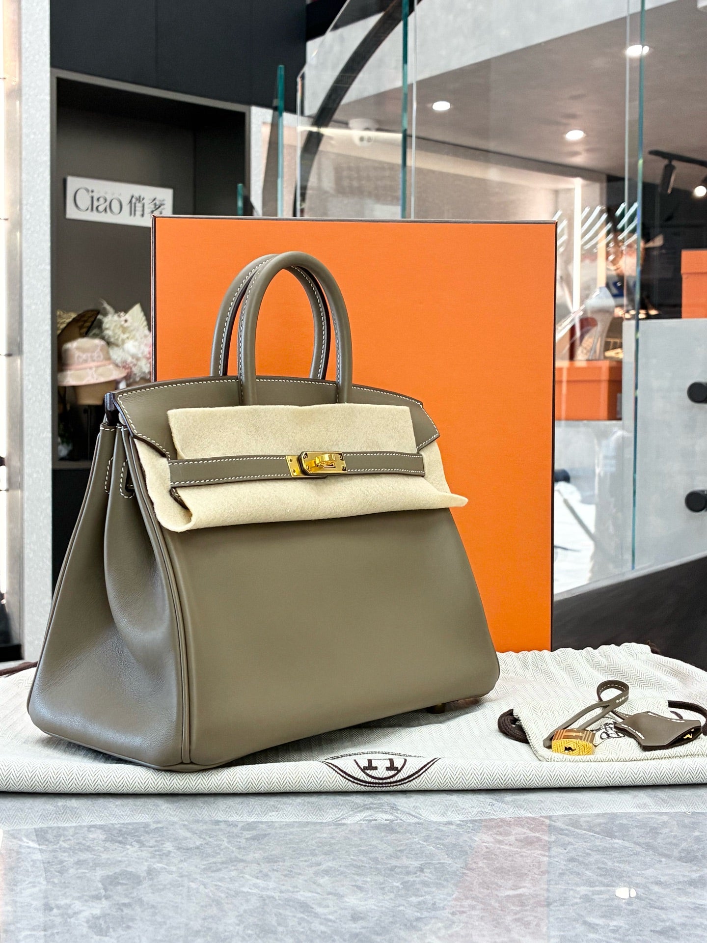HERMÈS Birkin 25 – Étoupe Swift Leather, Gold Hardware, Y Stamp, Excellent Pre-Owned