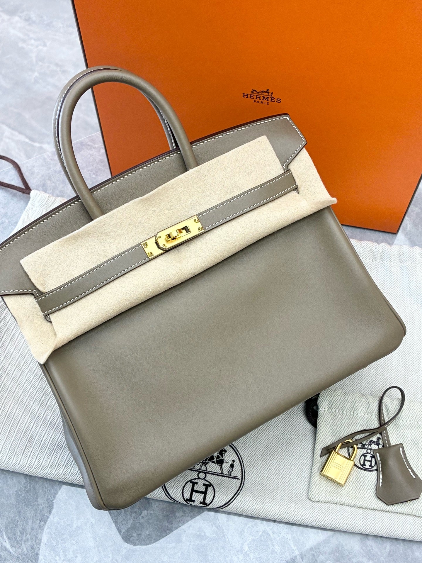 HERMÈS Birkin 25 – Étoupe Swift Leather, Gold Hardware, Y Stamp, Excellent Pre-Owned
