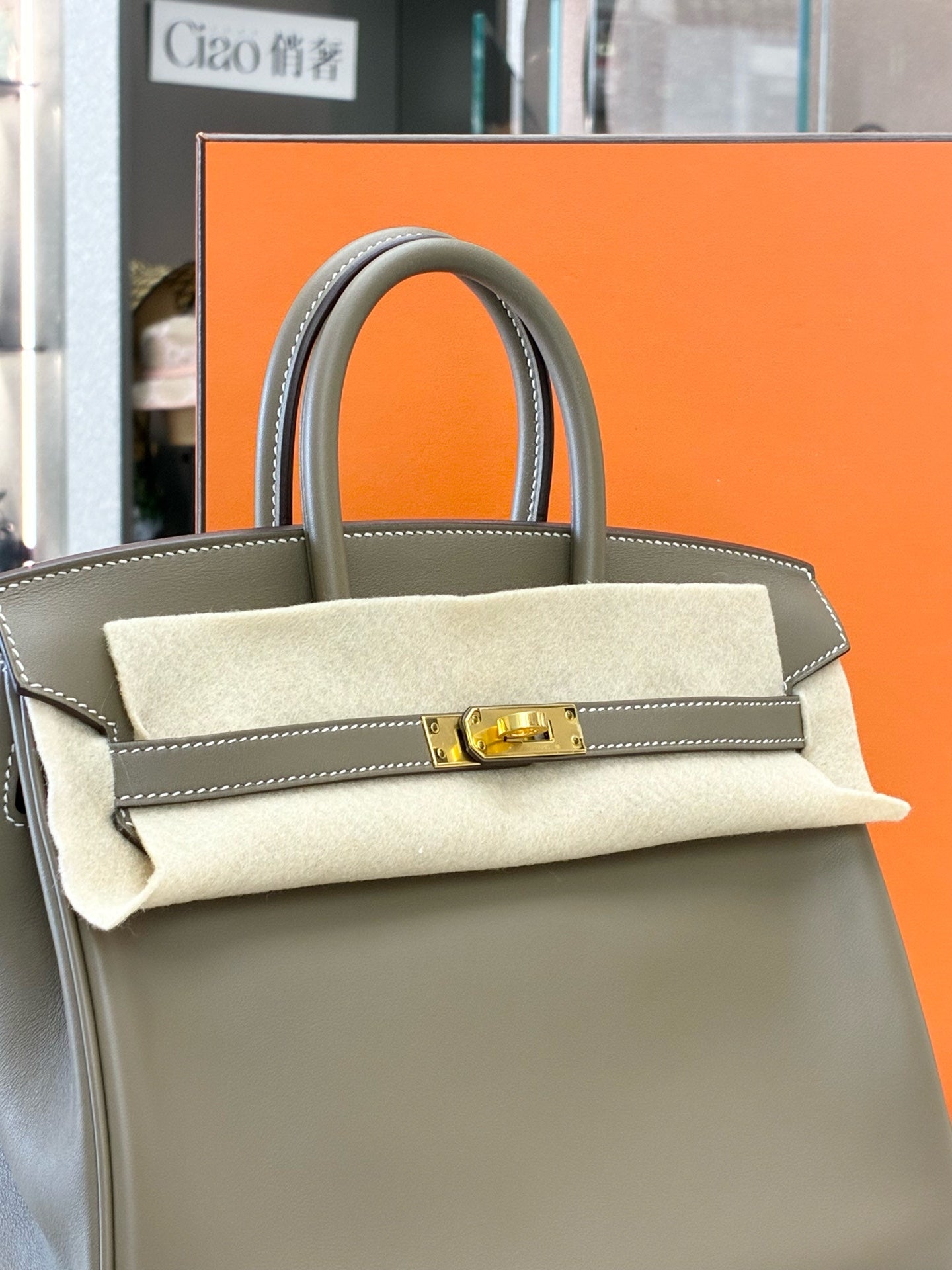 HERMÈS Birkin 25 – Étoupe Swift Leather, Gold Hardware, Y Stamp, Excellent Pre-Owned