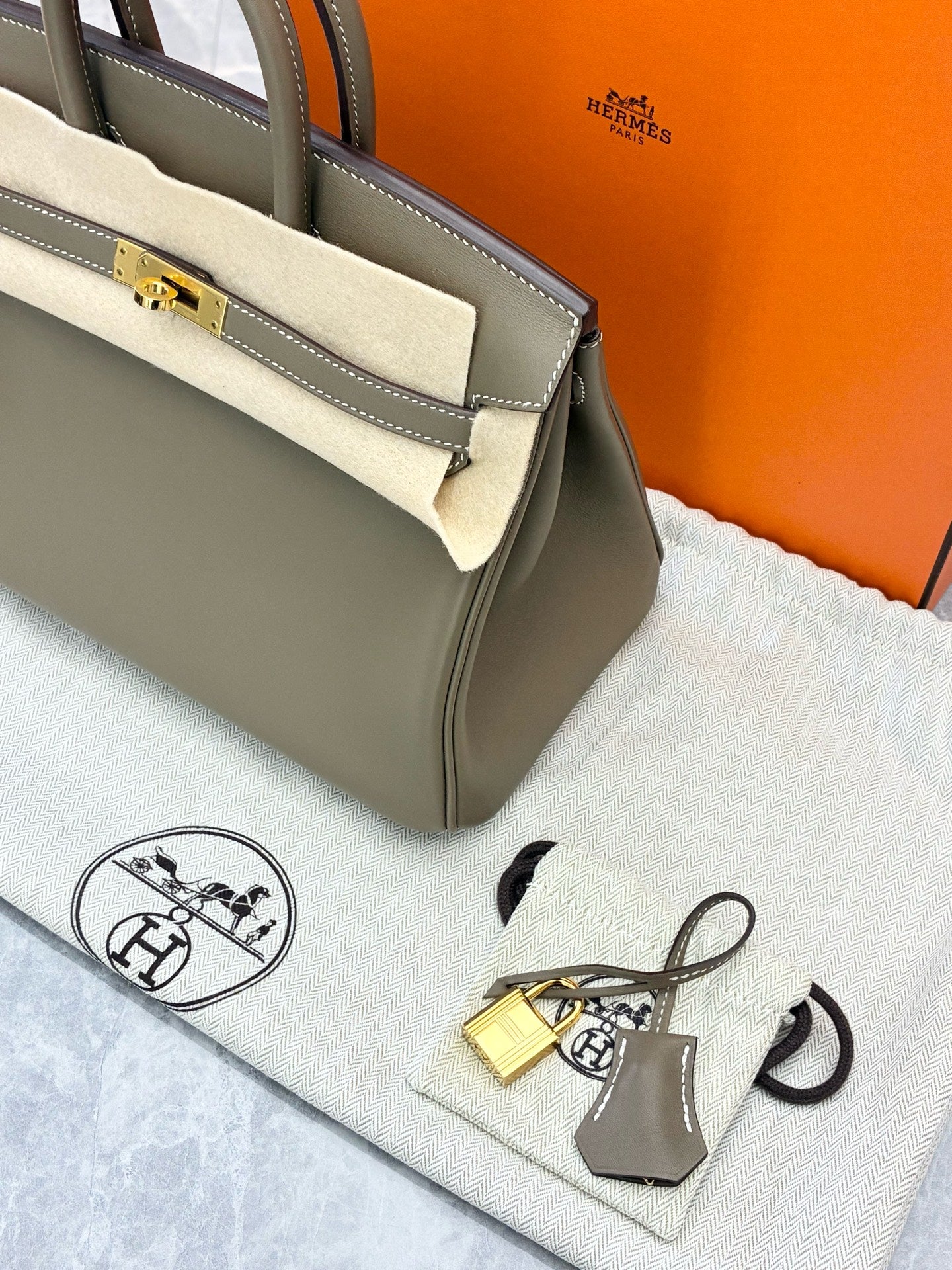 HERMÈS Birkin 25 – Étoupe Swift Leather, Gold Hardware, Y Stamp, Excellent Pre-Owned