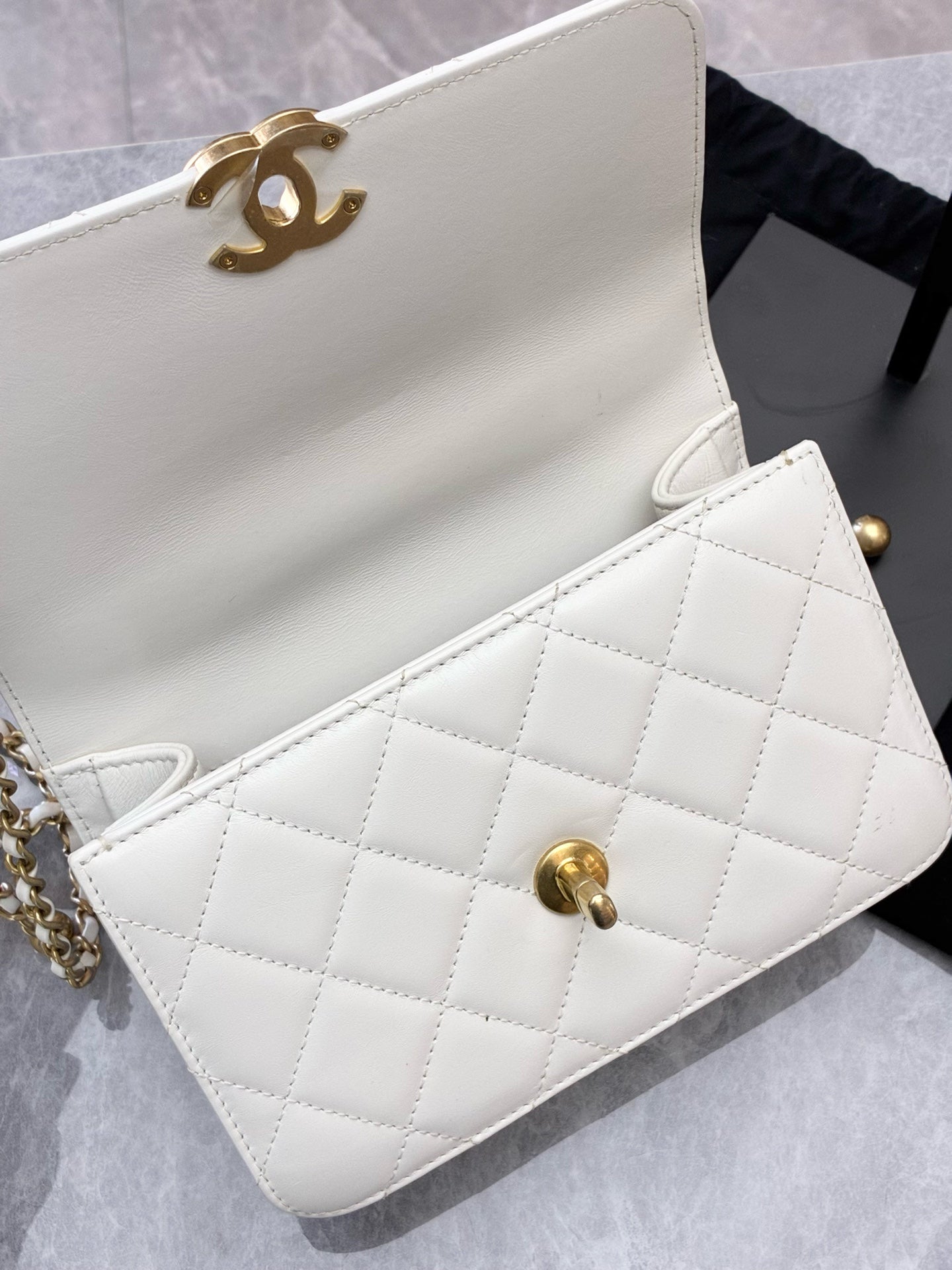 CHANEL 19 Double Gold-Pearl Chain Flap Bag – White Lambskin, Gold Hardware, 19 cm, Excellent Pre-Owned