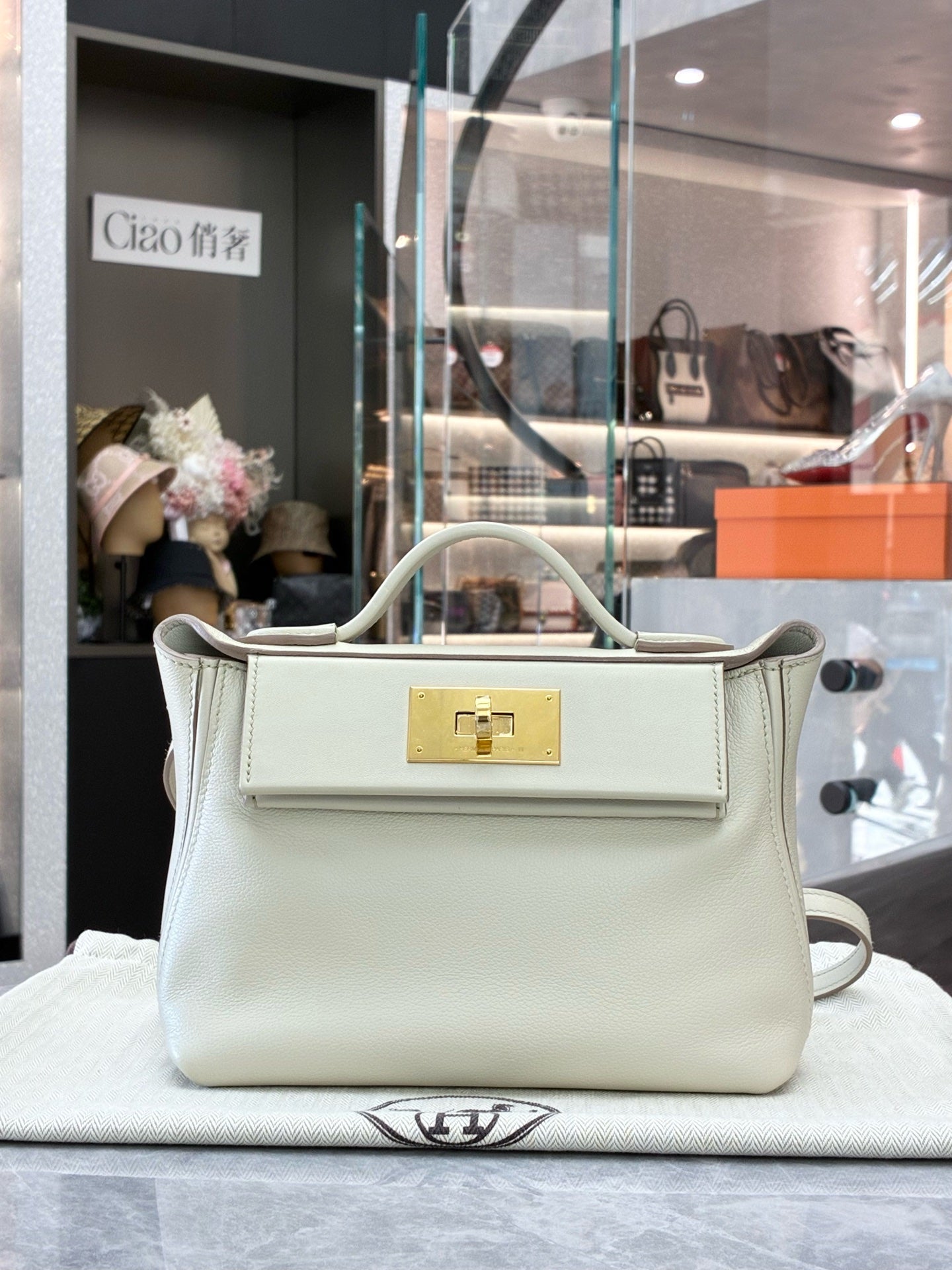 HERMÈS Mini 2424 – Glacier White Epsom Leather, Gold Hardware, B Stamp, Excellent Pre-Owned