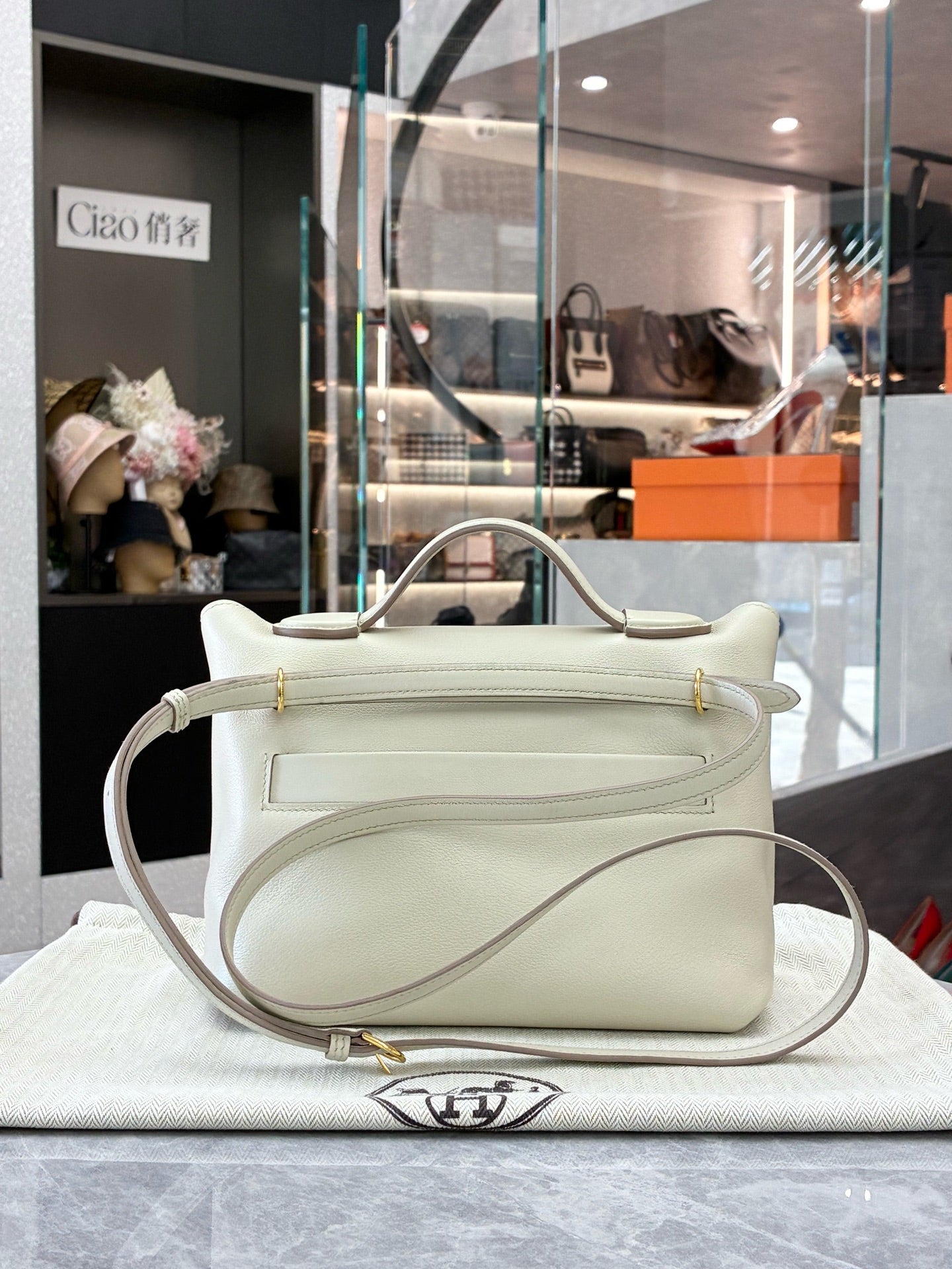 HERMÈS Mini 2424 – Glacier White Epsom Leather, Gold Hardware, B Stamp, Excellent Pre-Owned