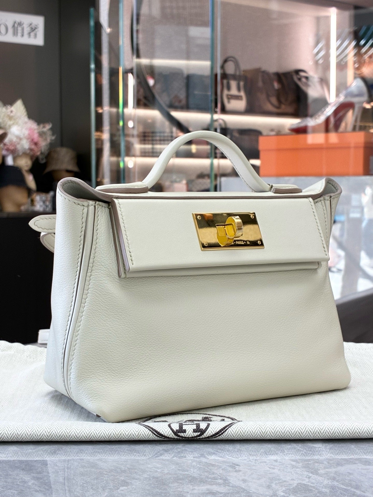 HERMÈS Mini 2424 – Glacier White Epsom Leather, Gold Hardware, B Stamp, Excellent Pre-Owned