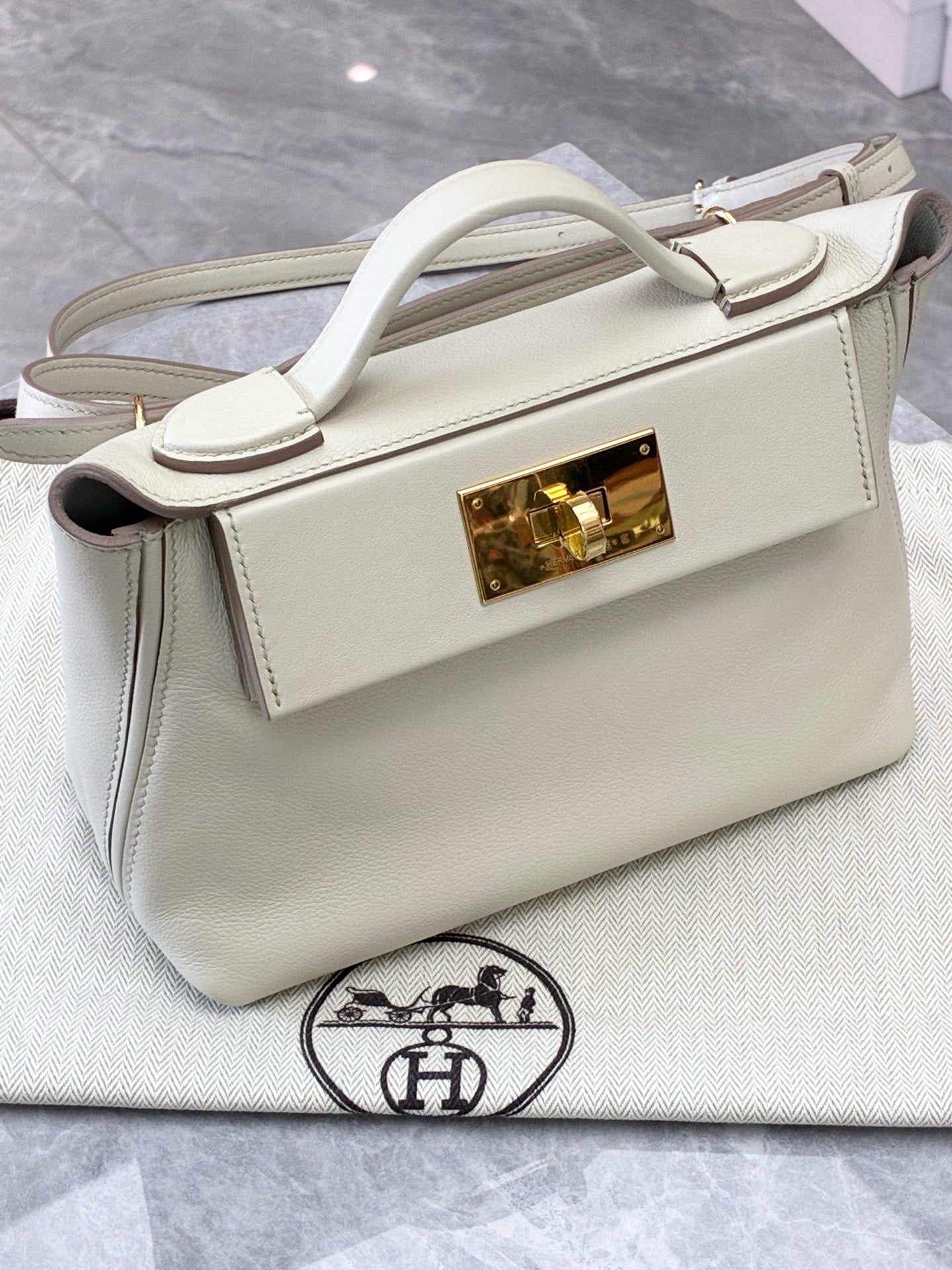 HERMÈS Mini 2424 – Glacier White Epsom Leather, Gold Hardware, B Stamp, Excellent Pre-Owned