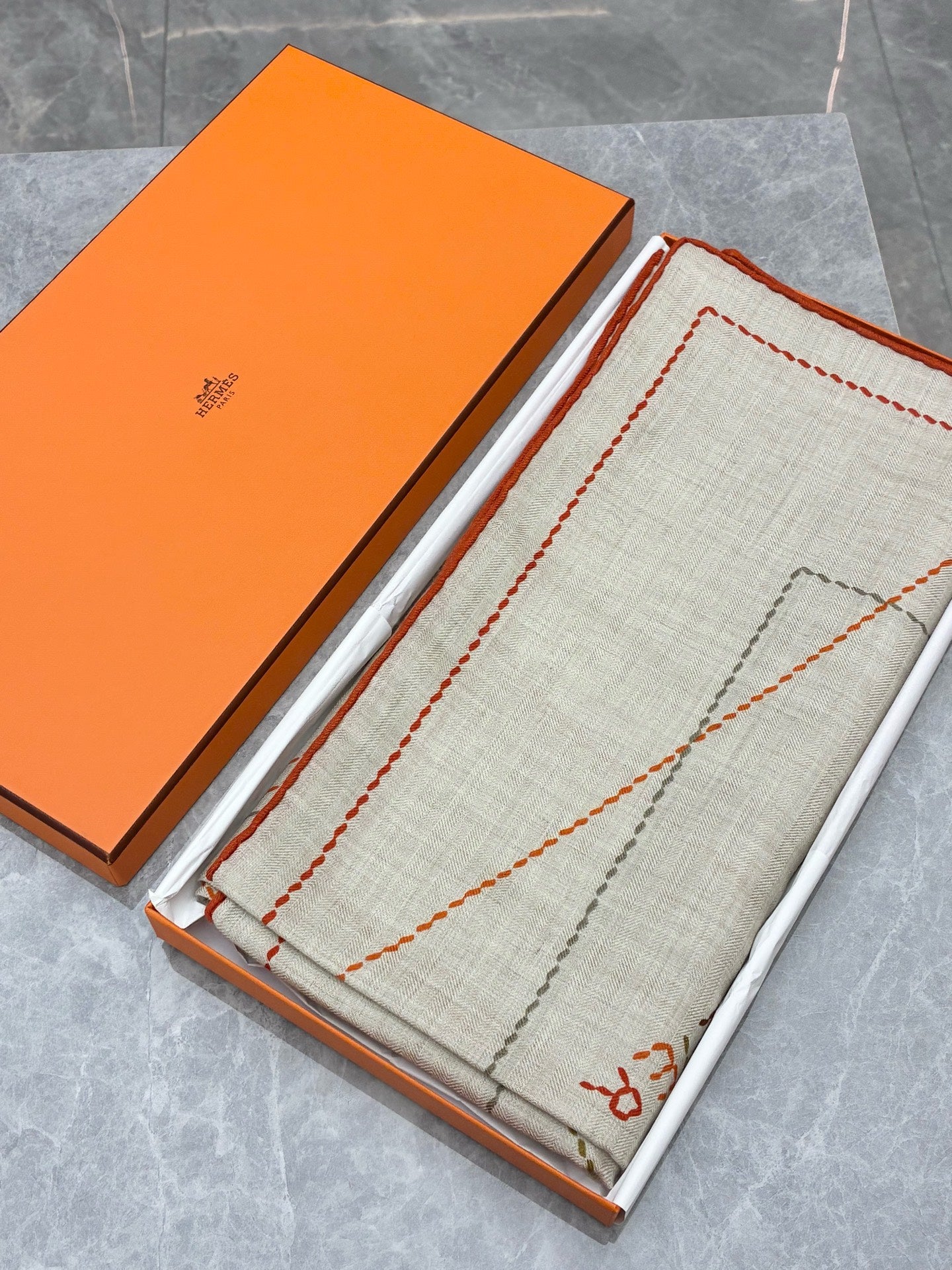 HERMÈS Cashmere & Silk Scarf – Saddle-Stitch Jacquard, Naturel / Orange Bru, 140 cm, Brand New