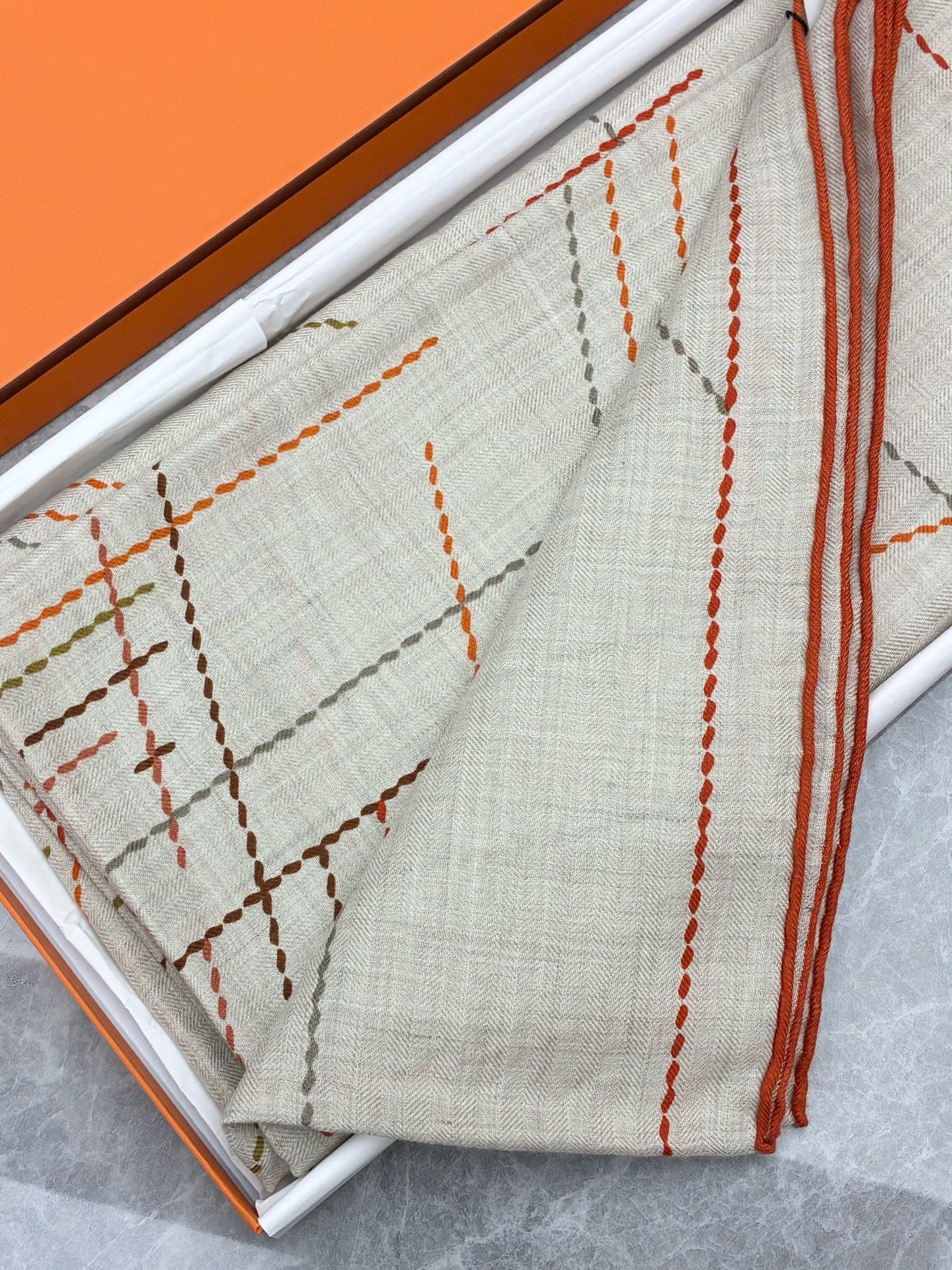 HERMÈS Cashmere & Silk Scarf – Saddle-Stitch Jacquard, Naturel / Orange Bru, 140 cm, Brand New