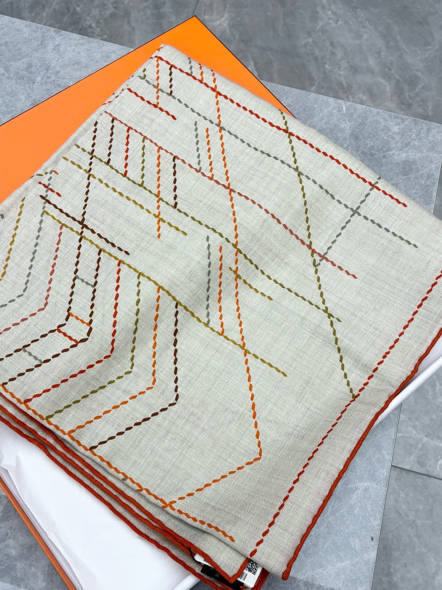 HERMÈS Cashmere & Silk Scarf – Saddle-Stitch Jacquard, Naturel / Orange Bru, 140 cm, Brand New