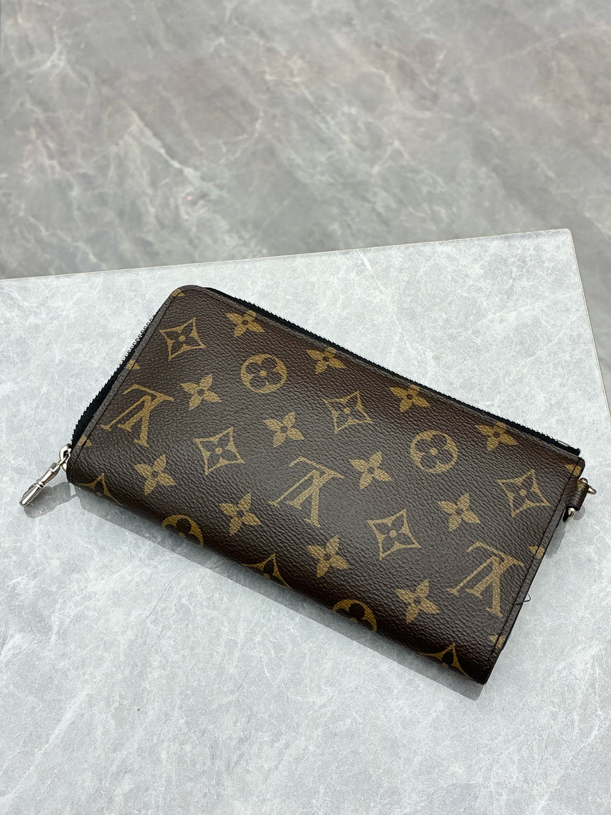 LOUIS VUITTON Zippy Dragonne – Monogram Canvas, Black Leather Trim, Good Pre-Owned