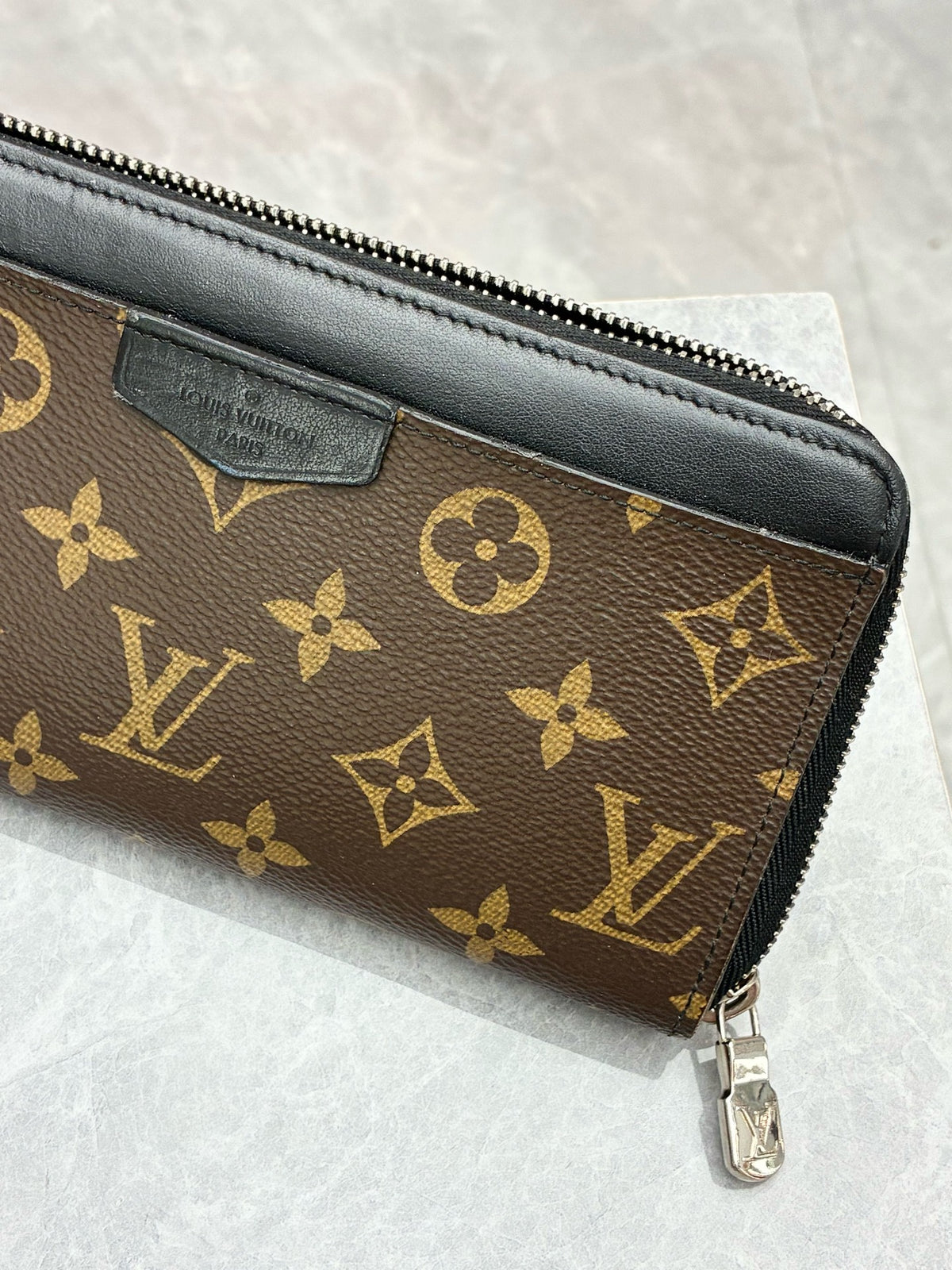 LOUIS VUITTON Zippy Dragonne – Monogram Canvas, Black Leather Trim, Good Pre-Owned