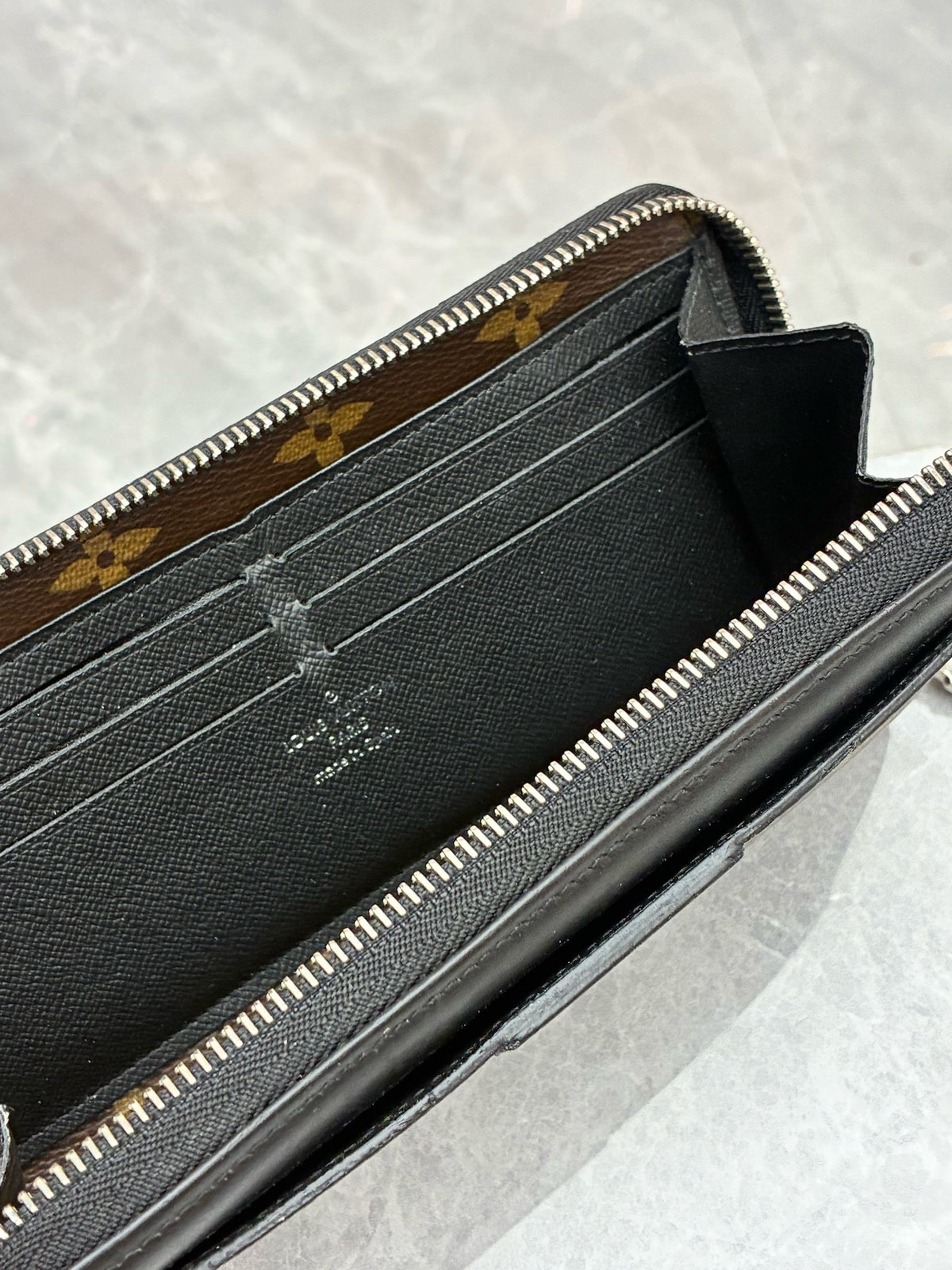 LOUIS VUITTON Zippy Dragonne – Monogram Canvas, Black Leather Trim, Good Pre-Owned