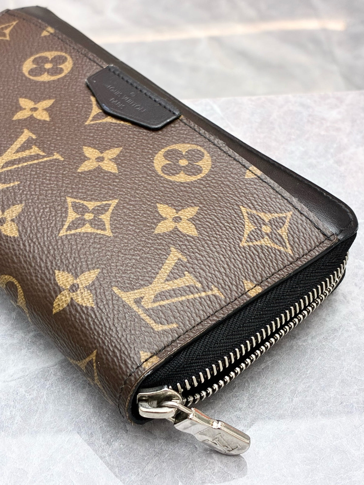 LOUIS VUITTON Zippy Dragonne – Monogram Canvas, Black Leather Trim, Good Pre-Owned