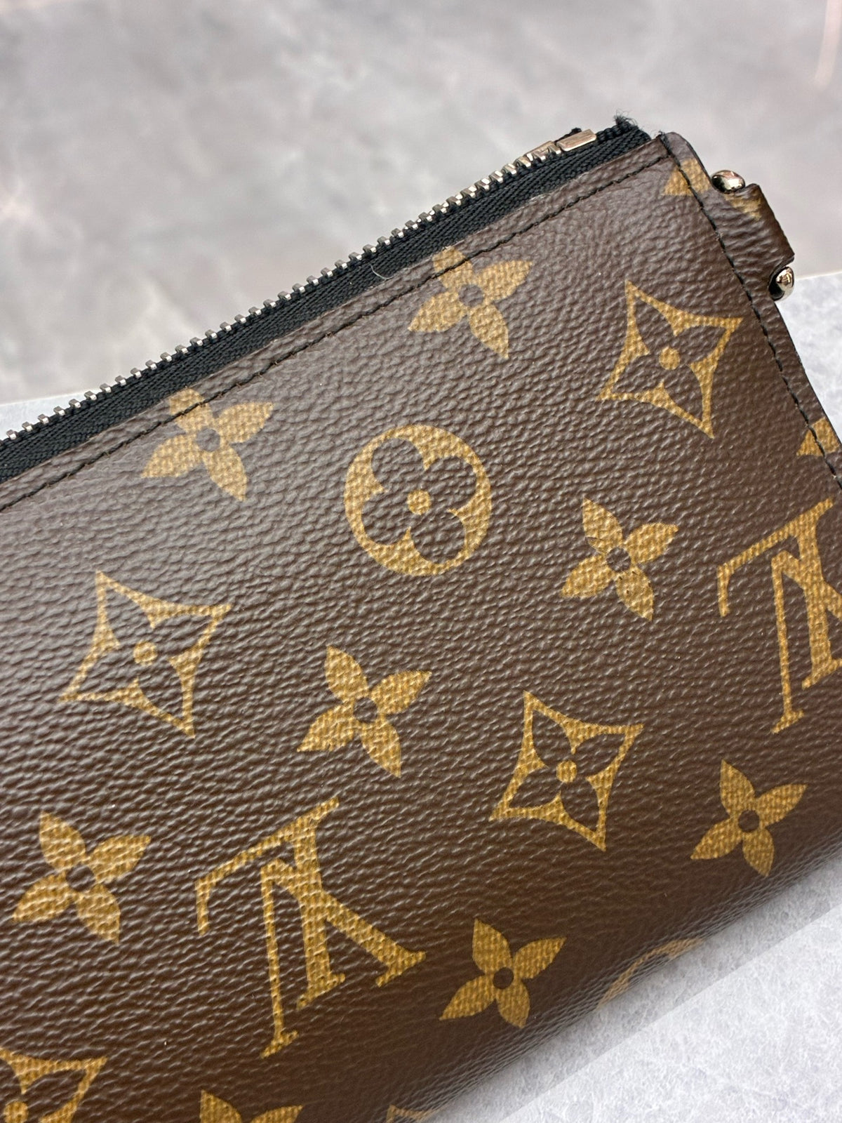 LOUIS VUITTON Zippy Dragonne – Monogram Canvas, Black Leather Trim, Good Pre-Owned