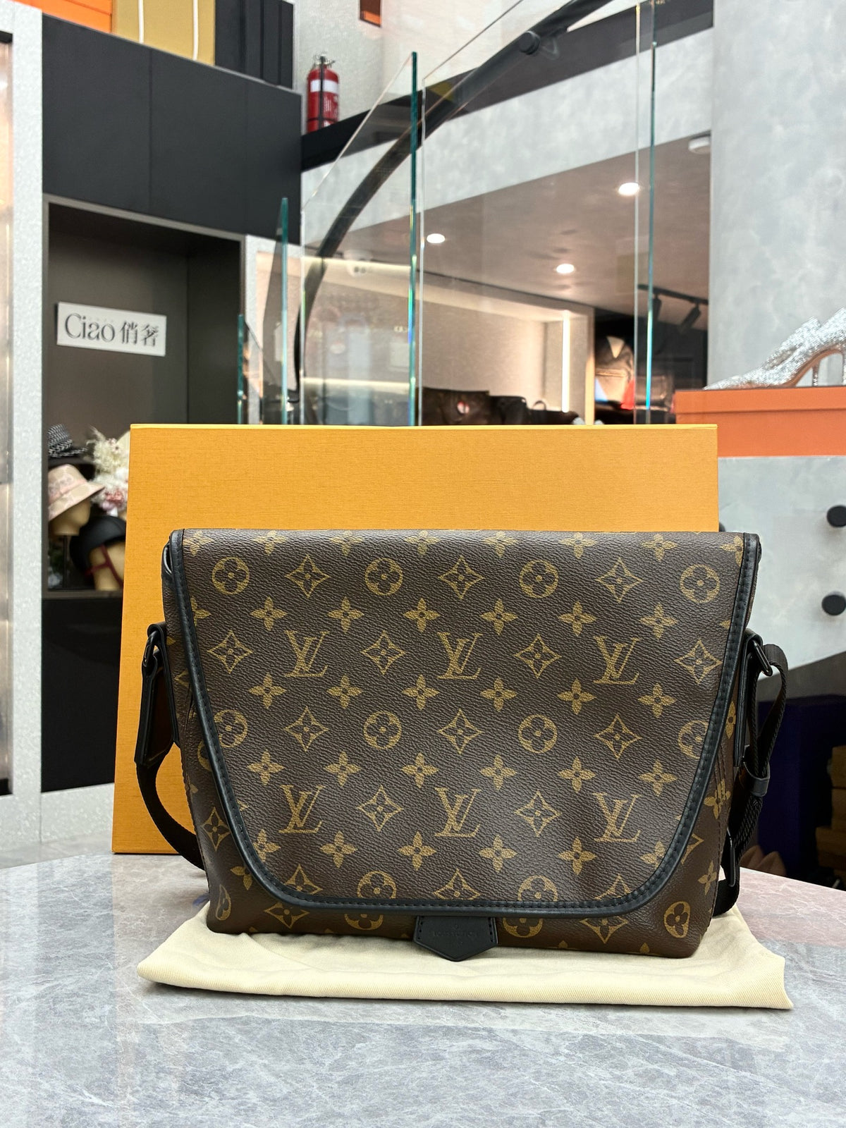 LOUIS VUITTON Magnetic Messenger – Monogram Coated Canvas, Black Leather Trim, Adjustable Strap, Good Pre-Owned
