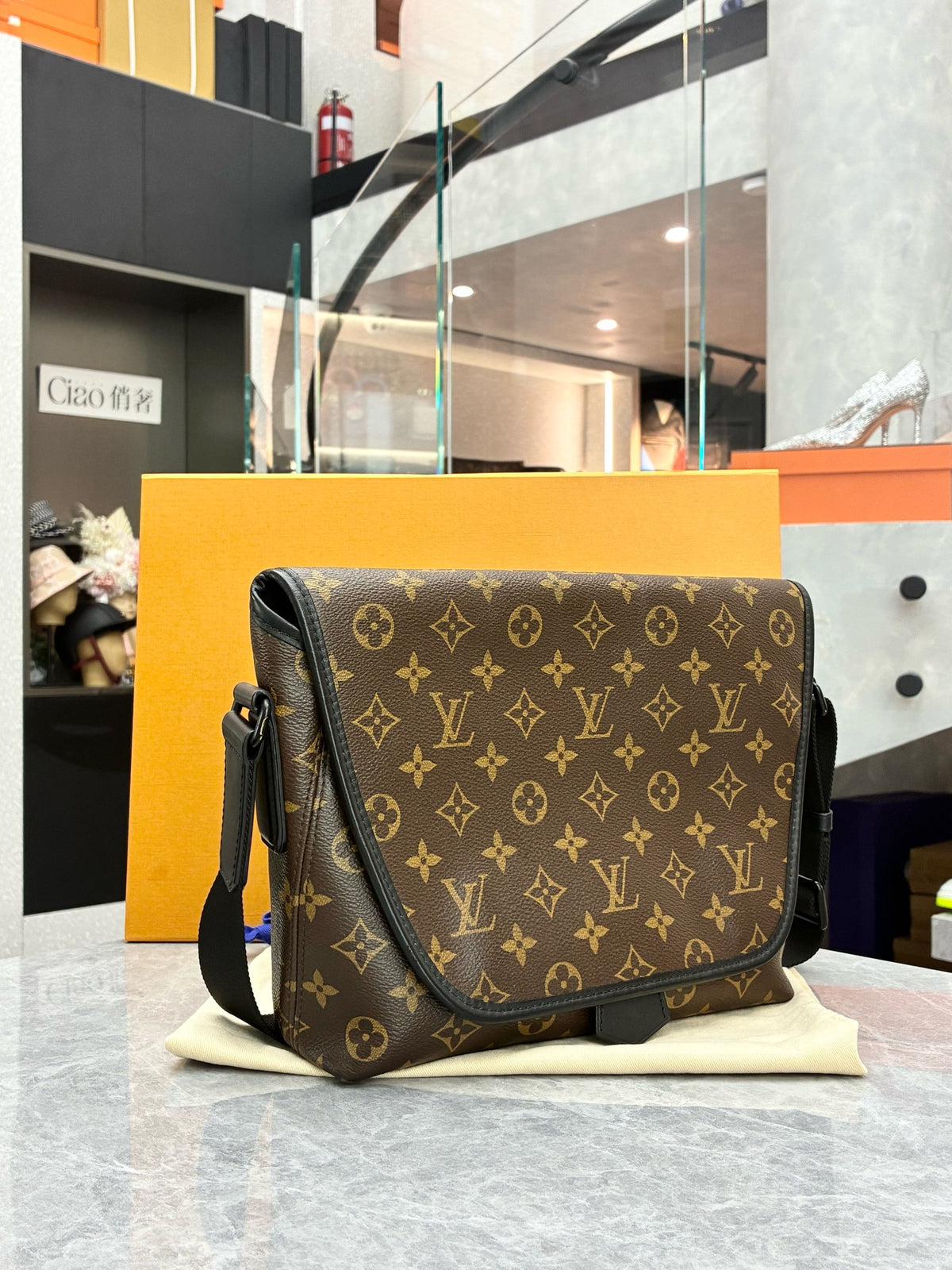 LOUIS VUITTON Magnetic Messenger – Monogram Coated Canvas, Black Leather Trim, Adjustable Strap, Good Pre-Owned