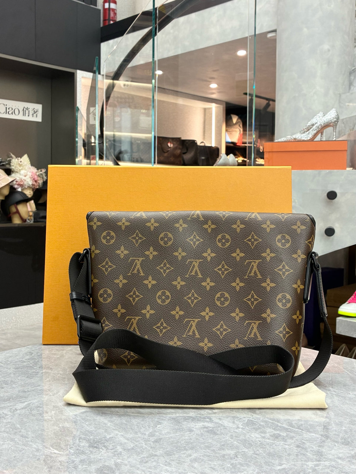 LOUIS VUITTON Magnetic Messenger – Monogram Coated Canvas, Black Leather Trim, Adjustable Strap, Good Pre-Owned