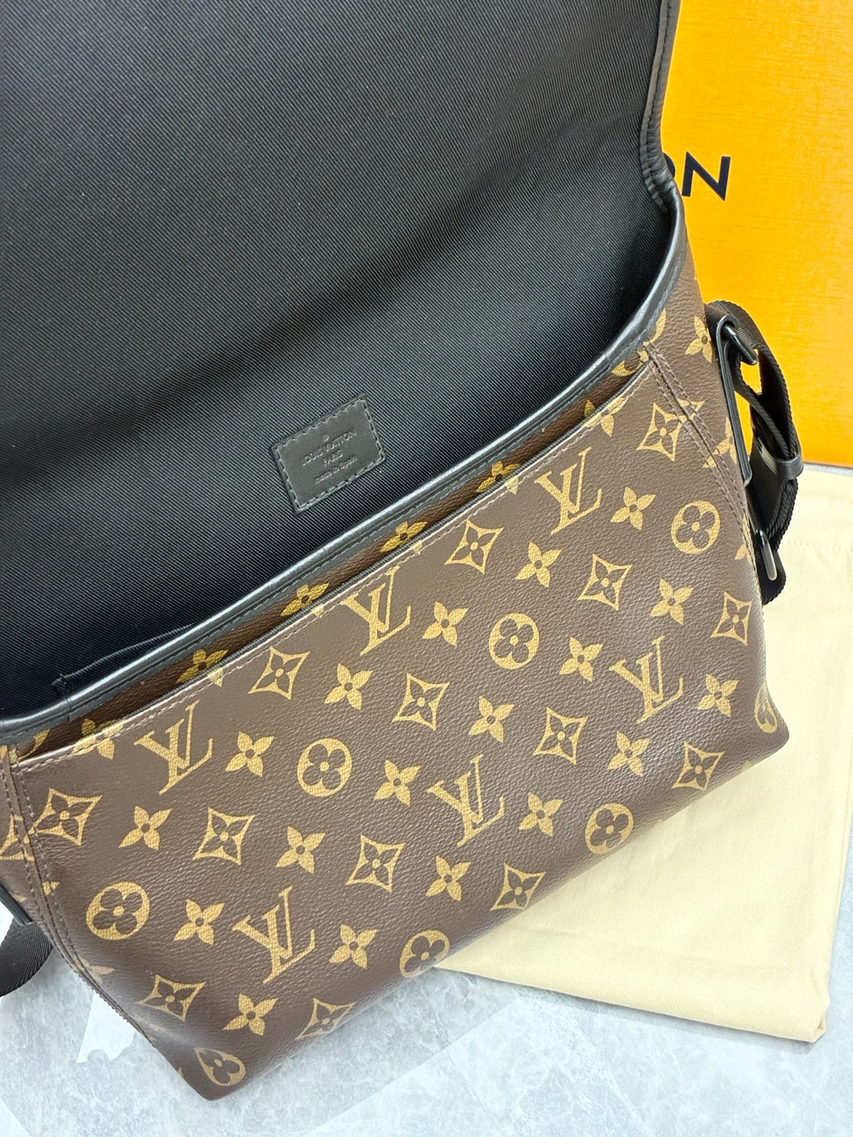 LOUIS VUITTON Magnetic Messenger – Monogram Coated Canvas, Black Leather Trim, Adjustable Strap, Good Pre-Owned