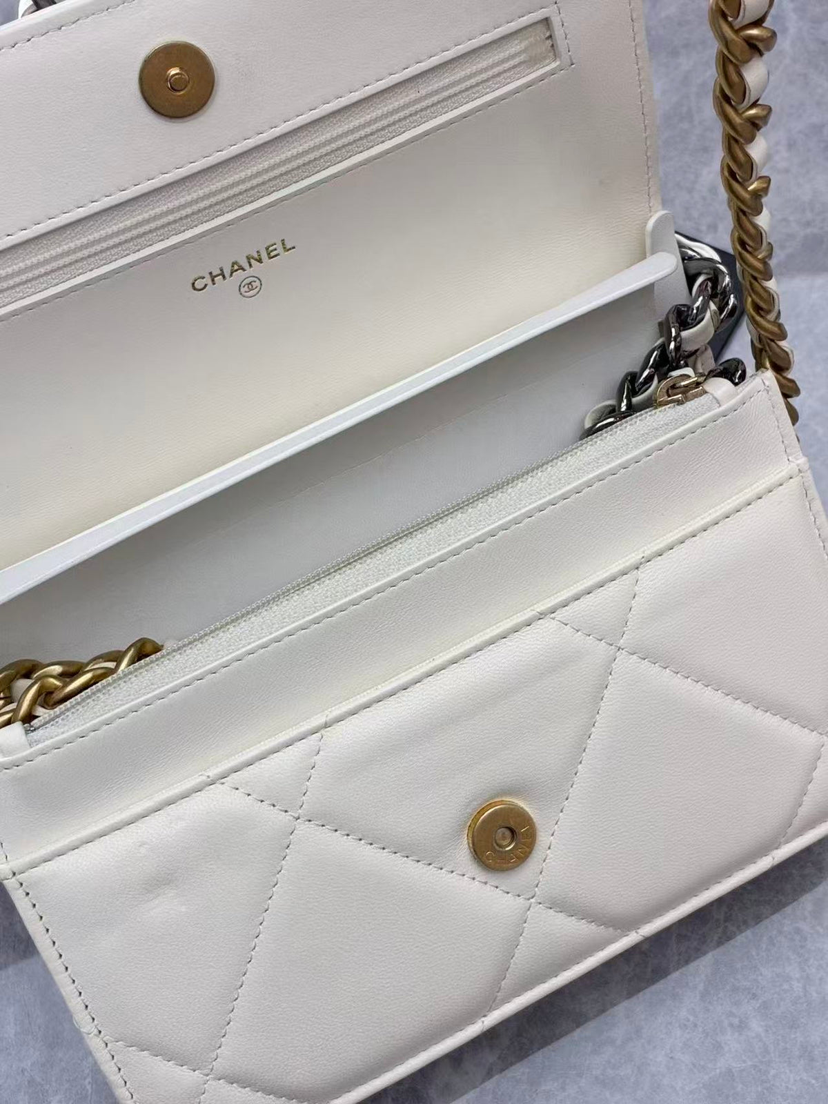 CHANEL 19 Wallet on Chain – Ivory Beige Lambskin, Two-Tone Gold & Silver Chain, Microchip Era, Good Pre-Owned