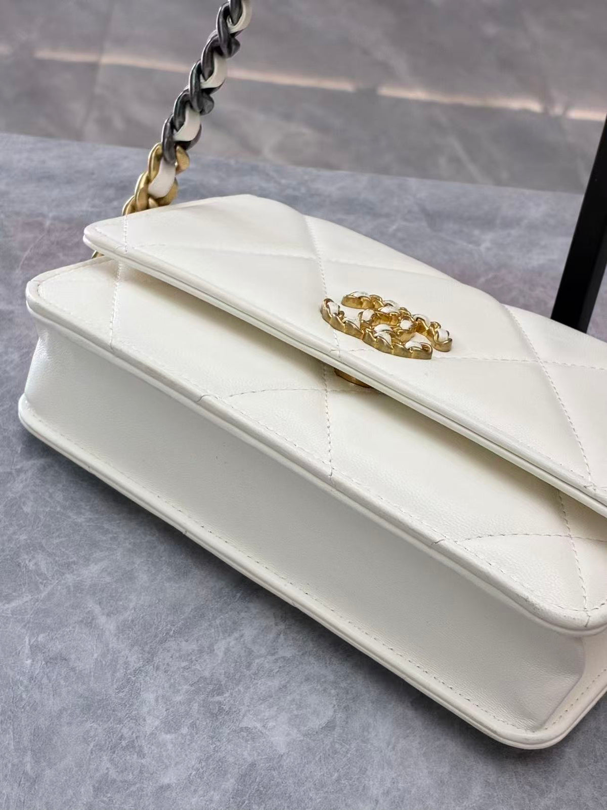 CHANEL 19 Wallet on Chain – Ivory Beige Lambskin, Two-Tone Gold & Silver Chain, Microchip Era, Good Pre-Owned