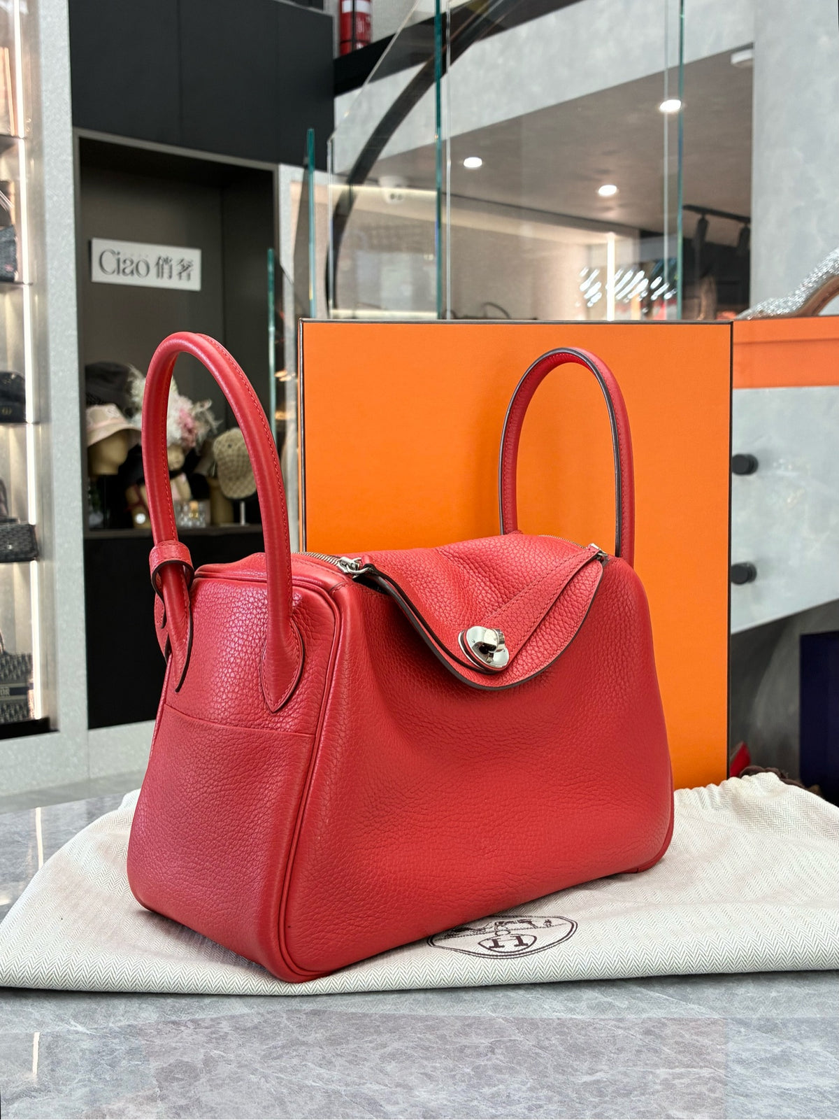 HERMÈS Lindy 26 – Q5 Rouge Vif Clemence Leather, Palladium Hardware, X Stamp, Good Pre-Owned