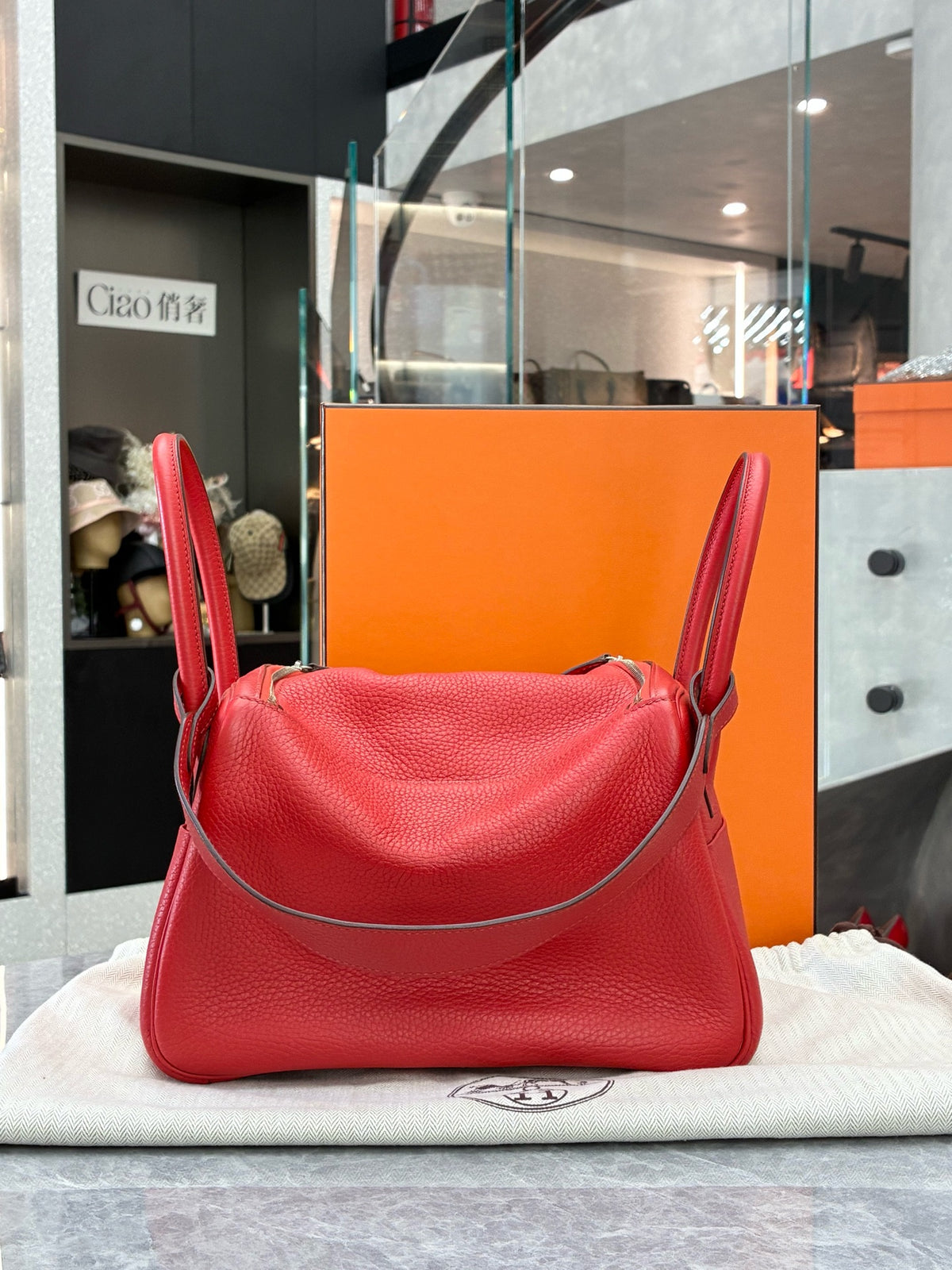 HERMÈS Lindy 26 – Q5 Rouge Vif Clemence Leather, Palladium Hardware, X Stamp, Good Pre-Owned